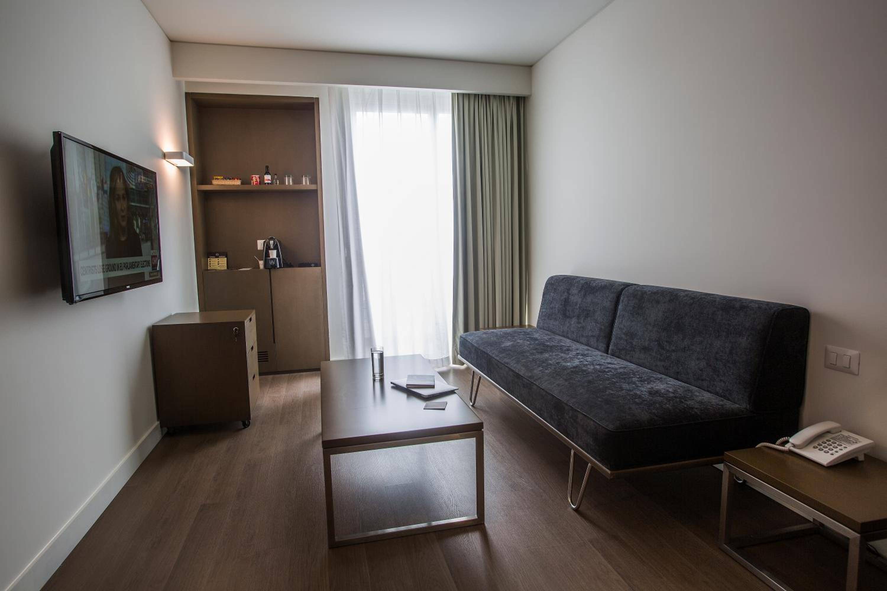 King Suite - Non-Smoking - Photo 6