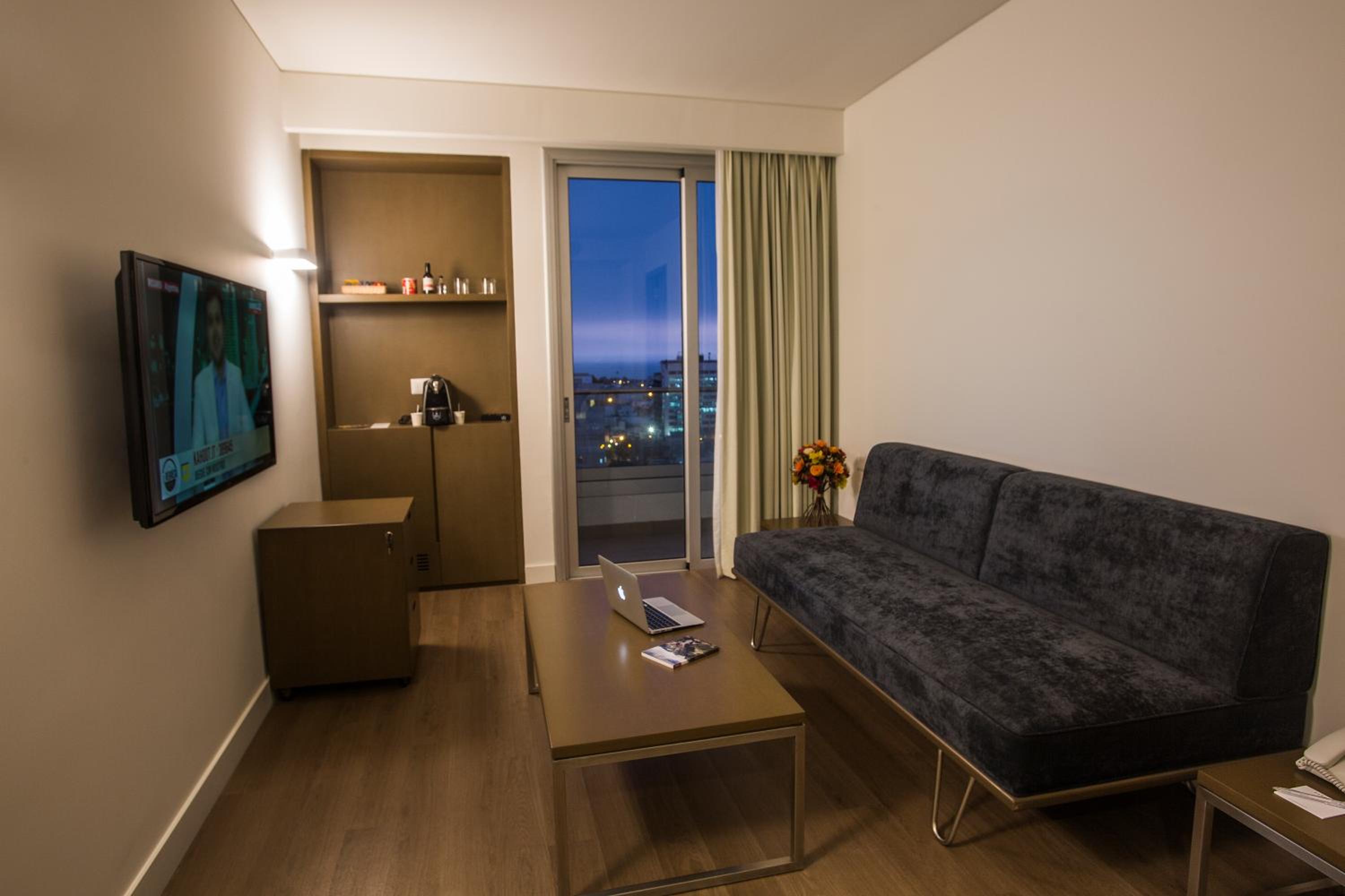 King Suite - Non-Smoking - Photo 5