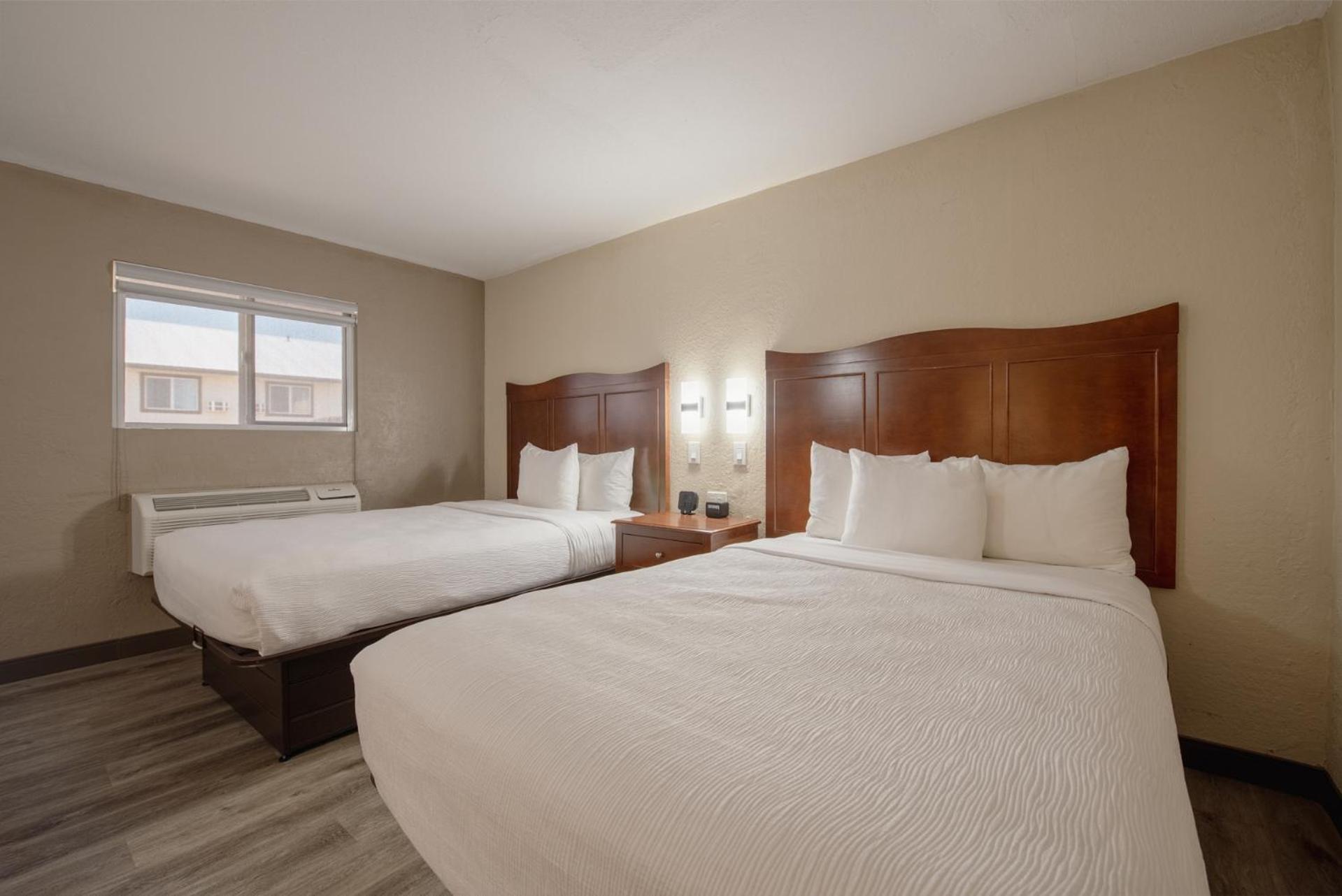 Double Room with Two Double Beds - Accessible/Non Smoking - Photo 3