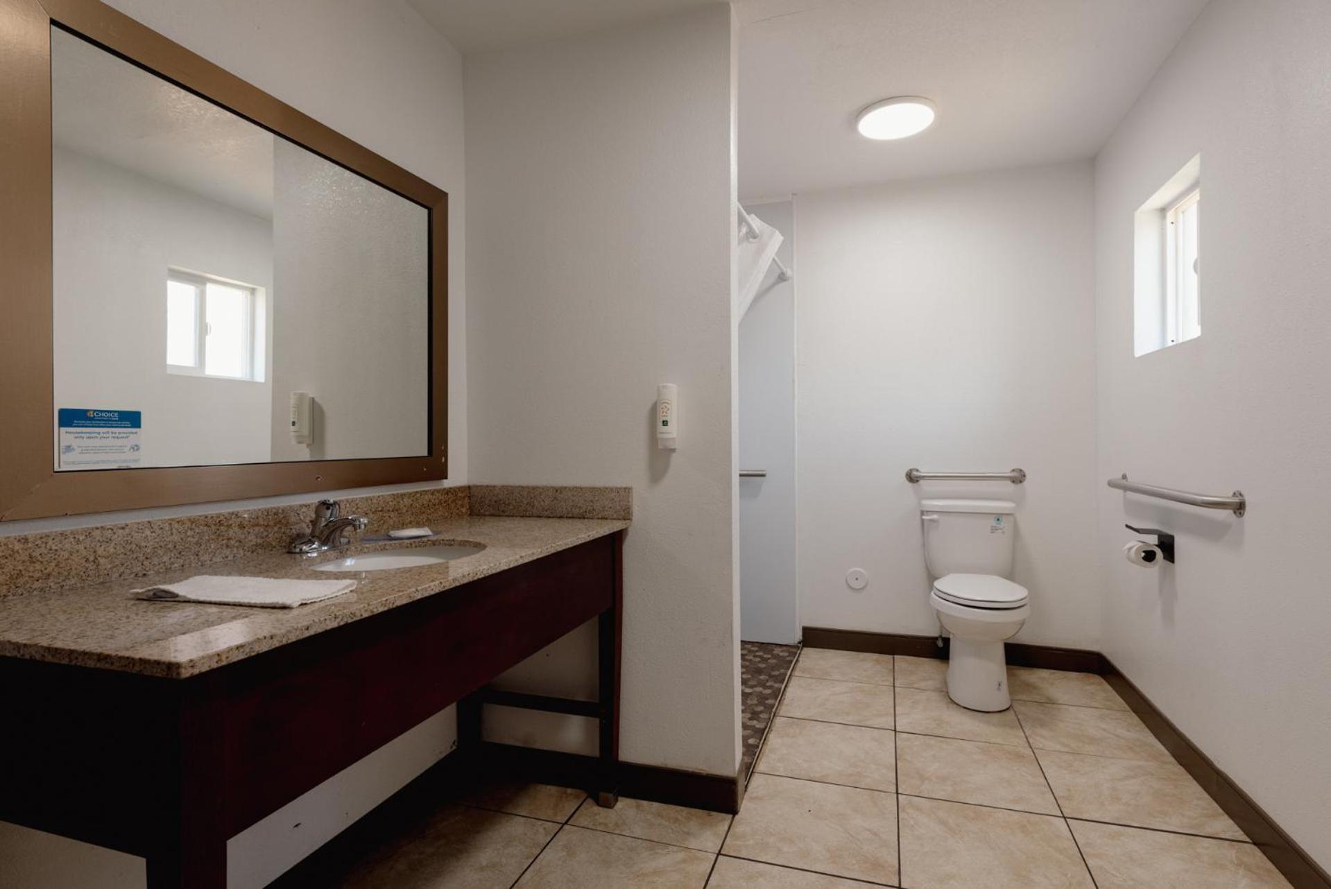 Double Room with Two Double Beds - Accessible/Non Smoking - Photo 2