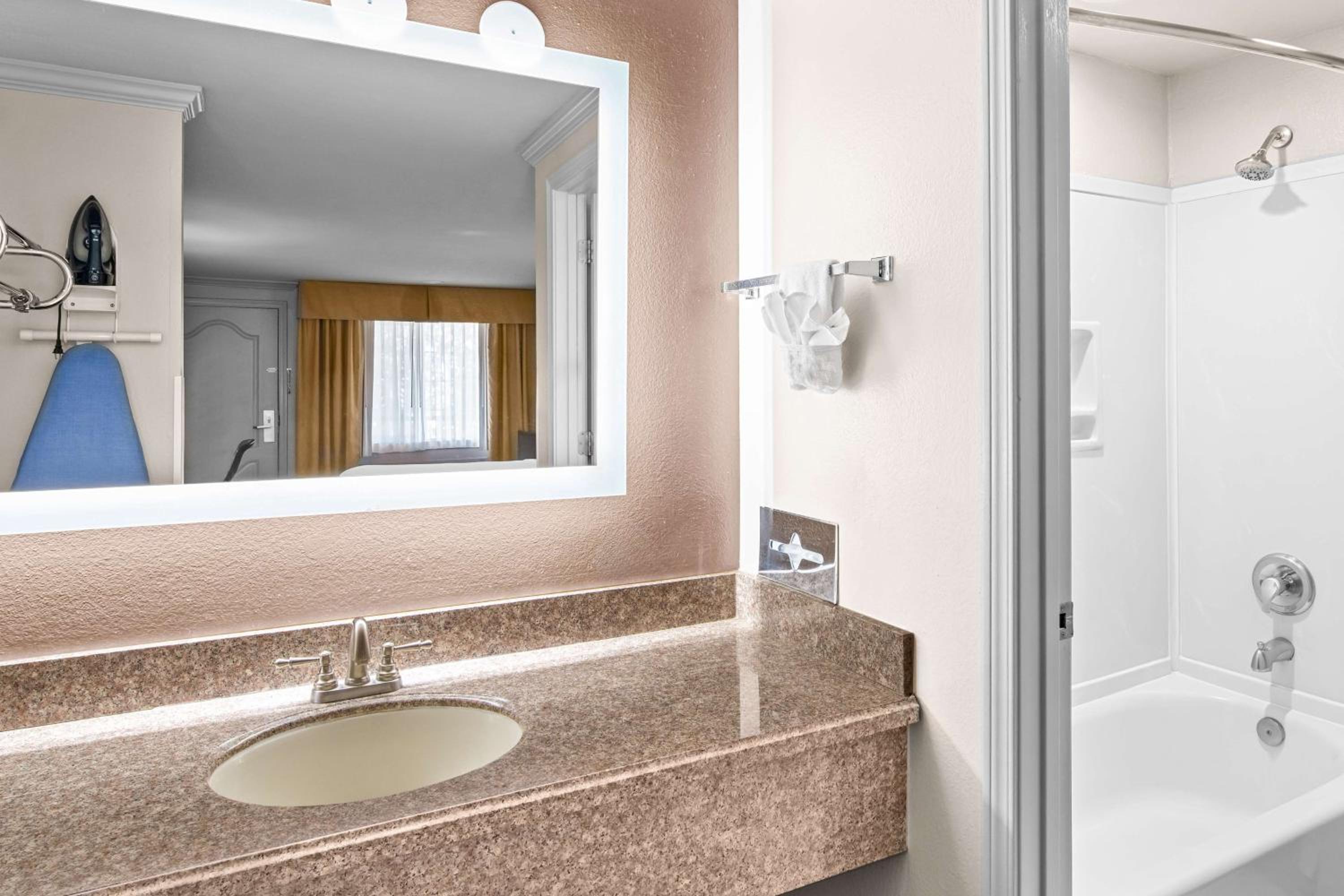 King Room with Walk-in Shower - Mobility Accessible/Non-Smoking photo 3