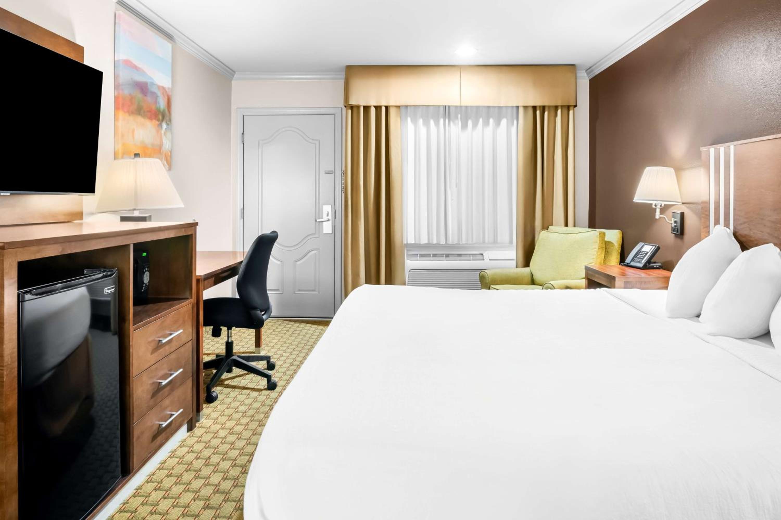 King Room with Walk-in Shower - Mobility Accessible/Non-Smoking photo 1
