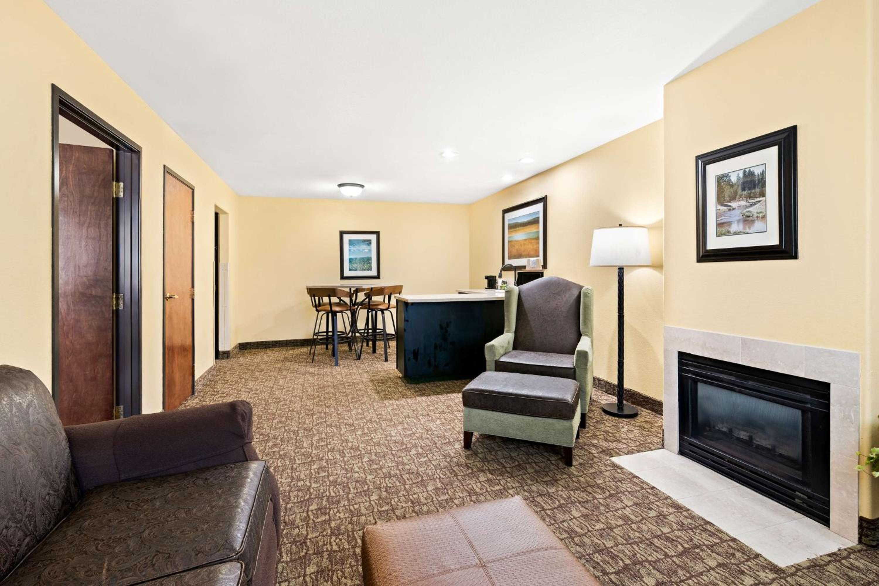 King Suite with Fireplace and Kitchenette - Non-Smoking photo 2