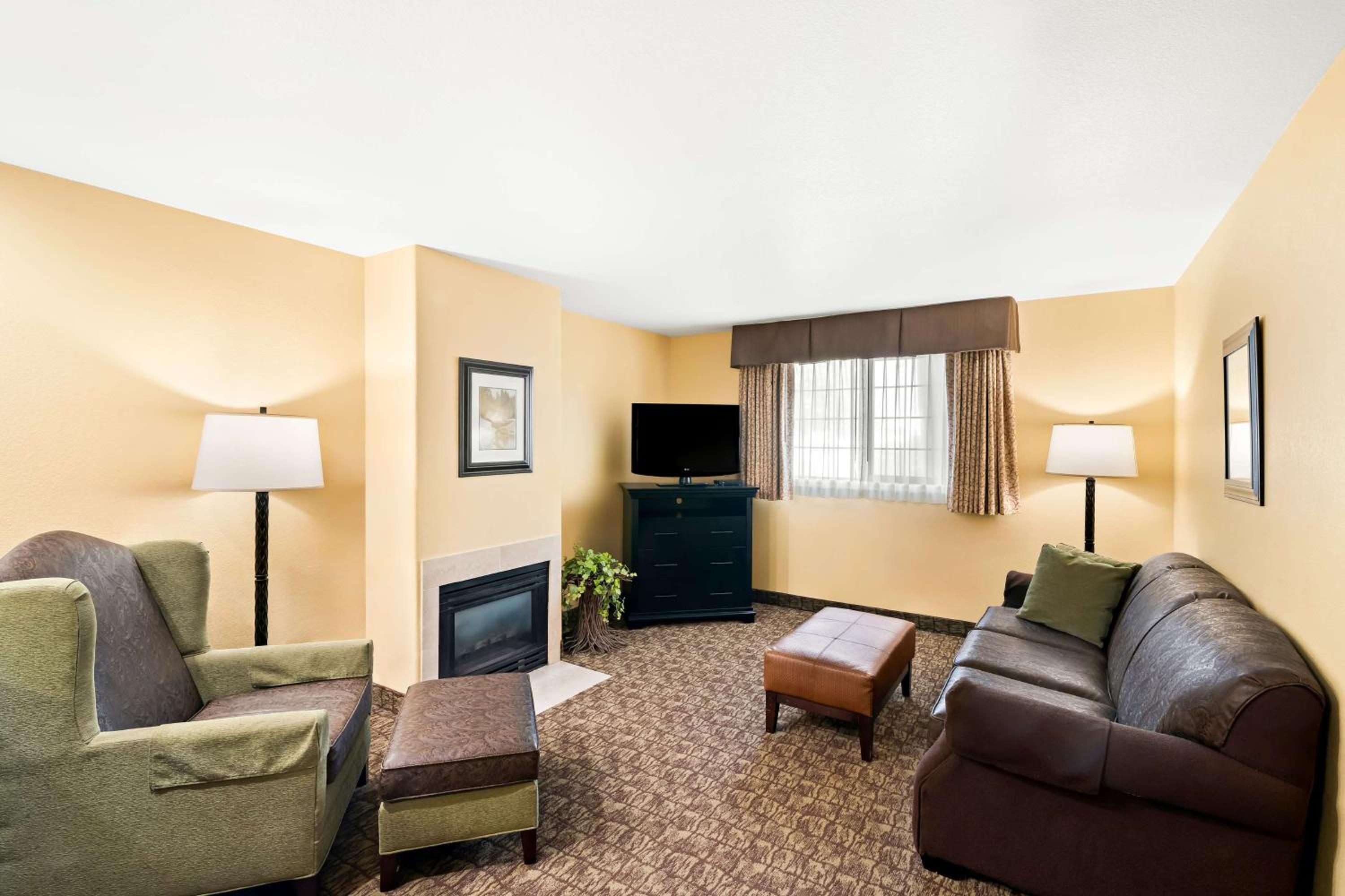 King Suite with Fireplace - Non-Smoking photo 3