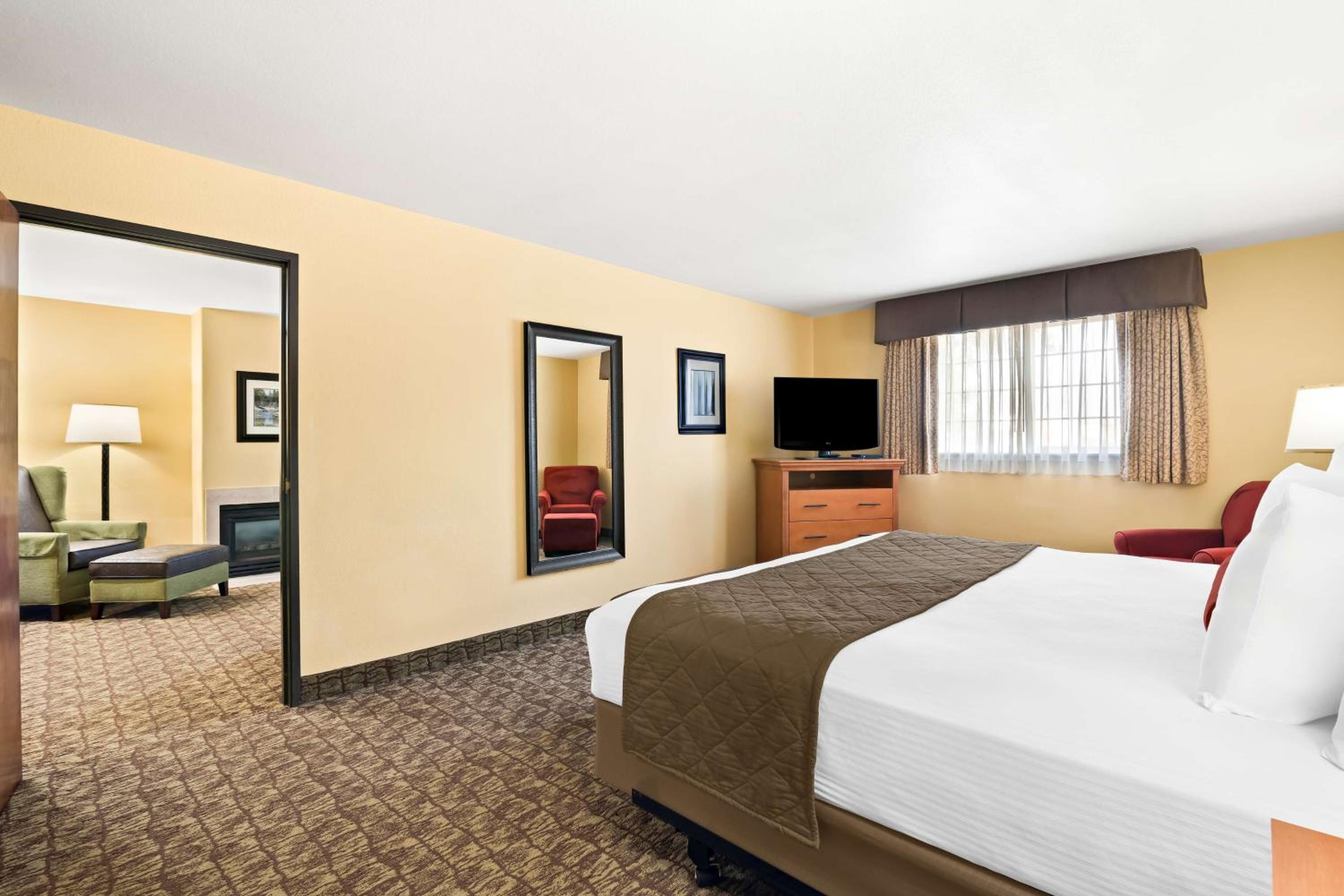 King Suite with Fireplace - Non-Smoking