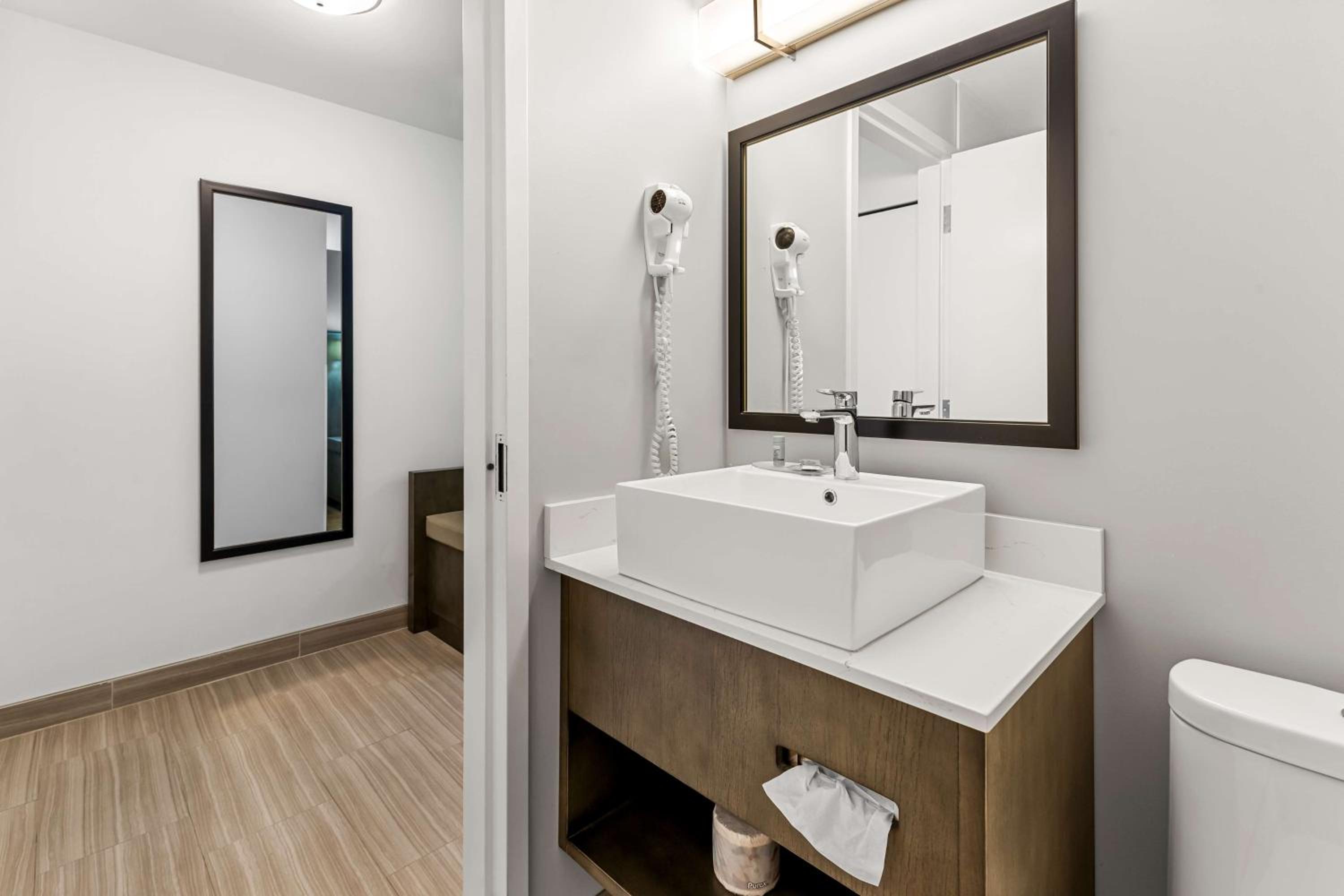 Queen Room with Bath Tub - Disability Access/Non-Smoking  photo 2