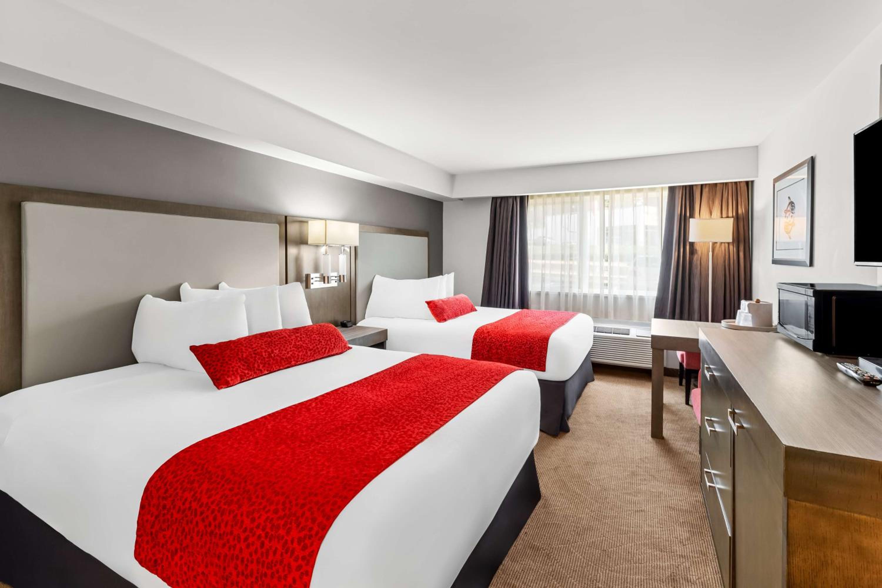 Queen Room with Two Queen Beds photo 2