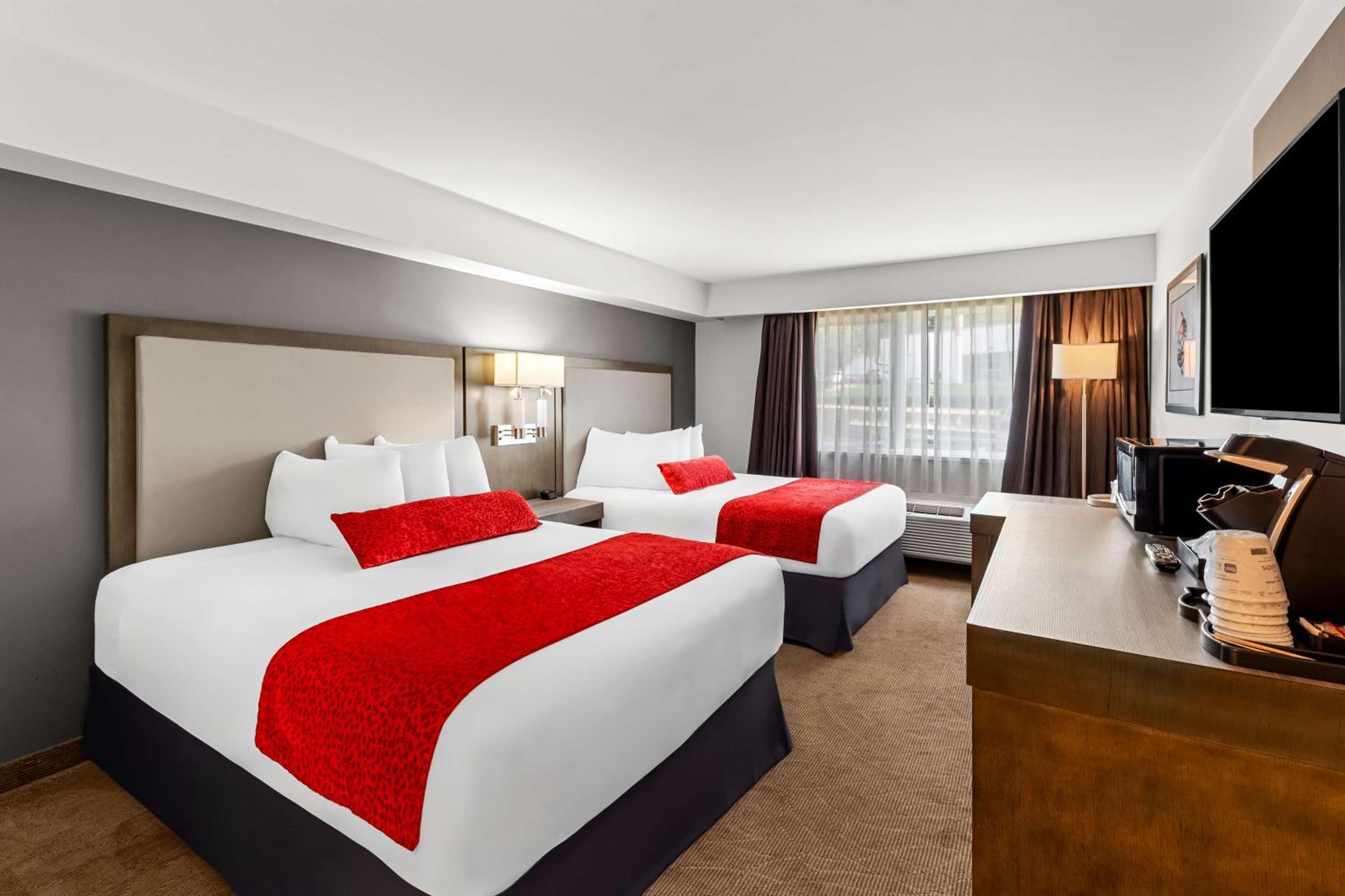 Queen Room with Two Queen Beds photo 1