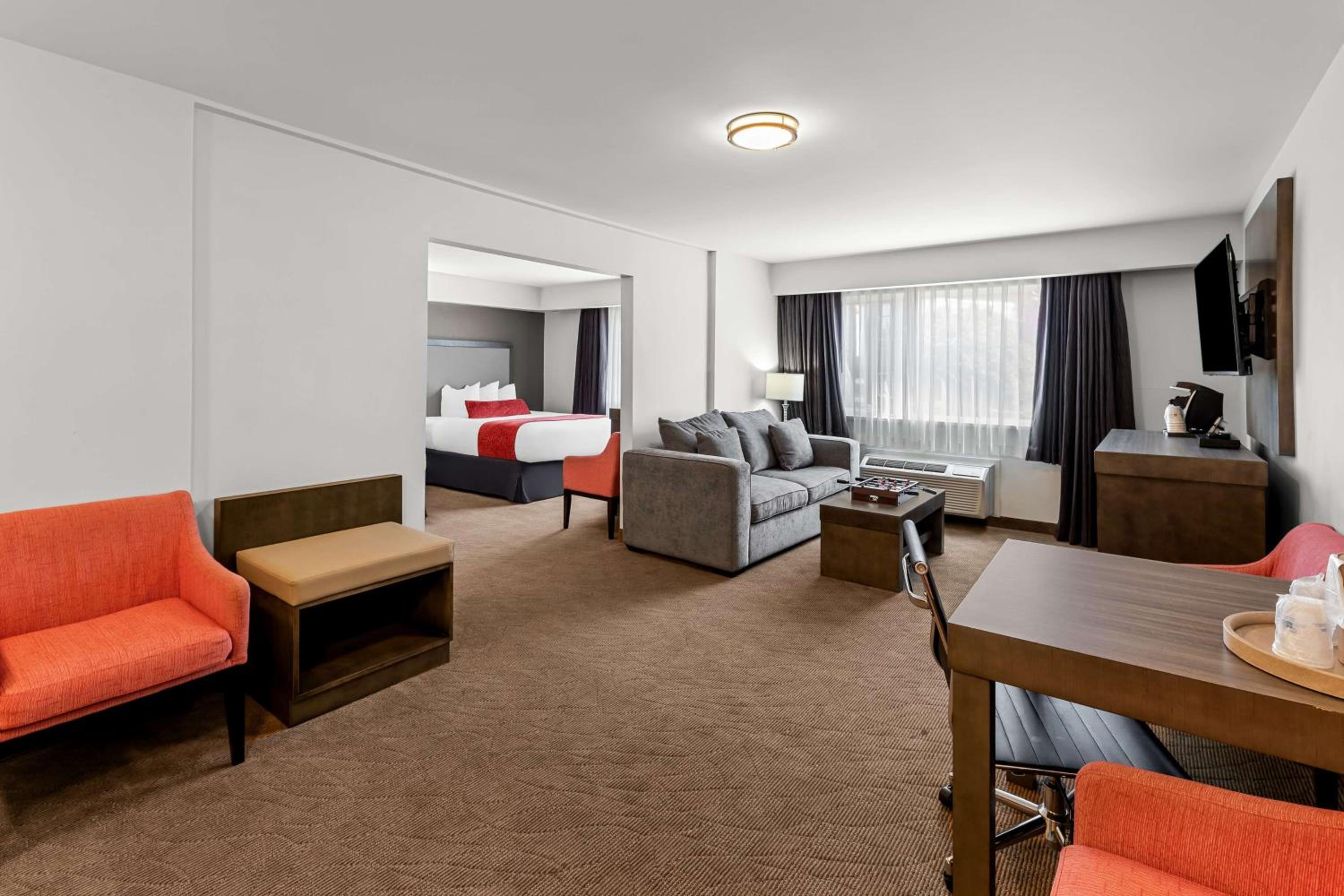 Queen Room with Two Queen Beds - Non-Smoking photo 2