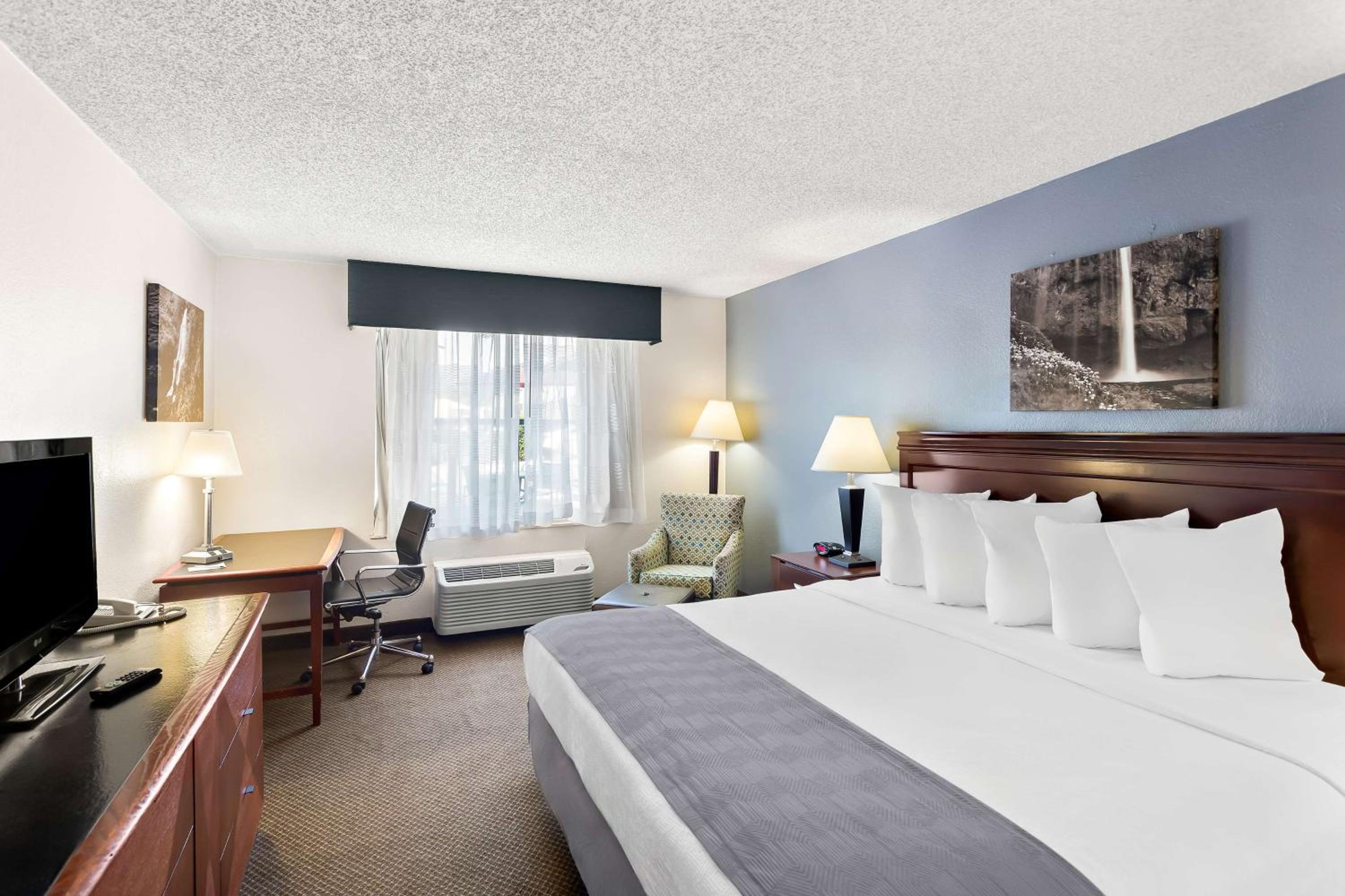 King Room With Bath Tub - Disability Access/Non-Smoking photo 1