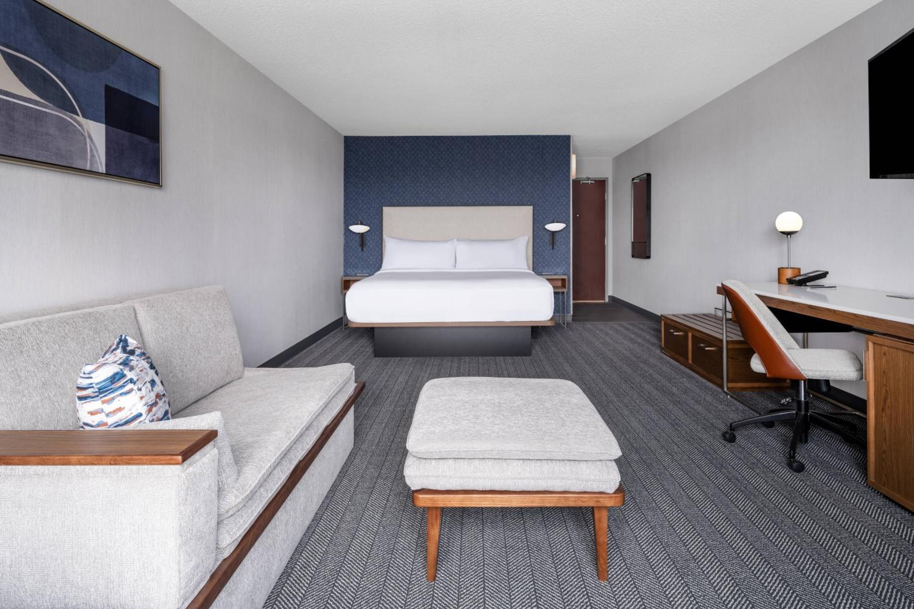King Room with Sofa Bed - Photo 1