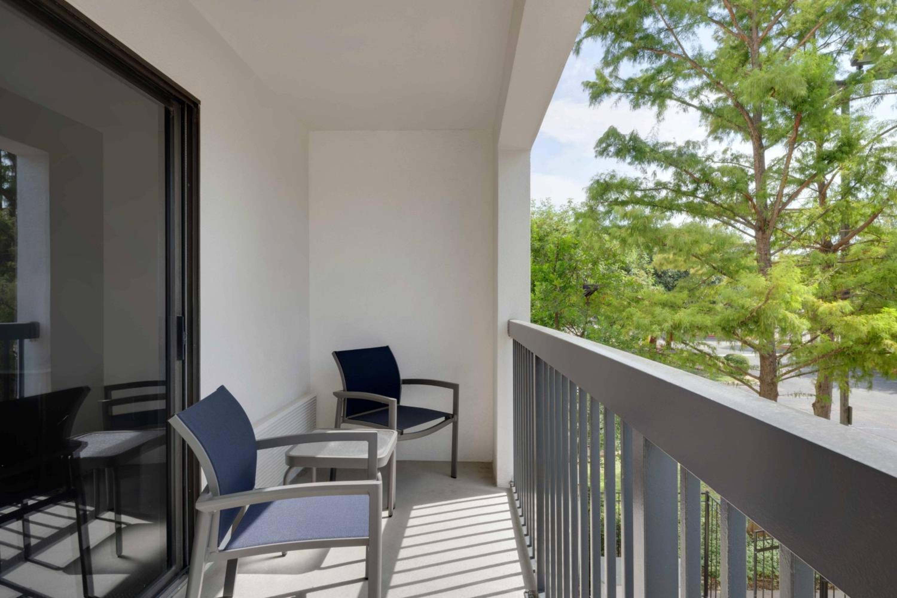 King Suite with Balcony - Photo 5