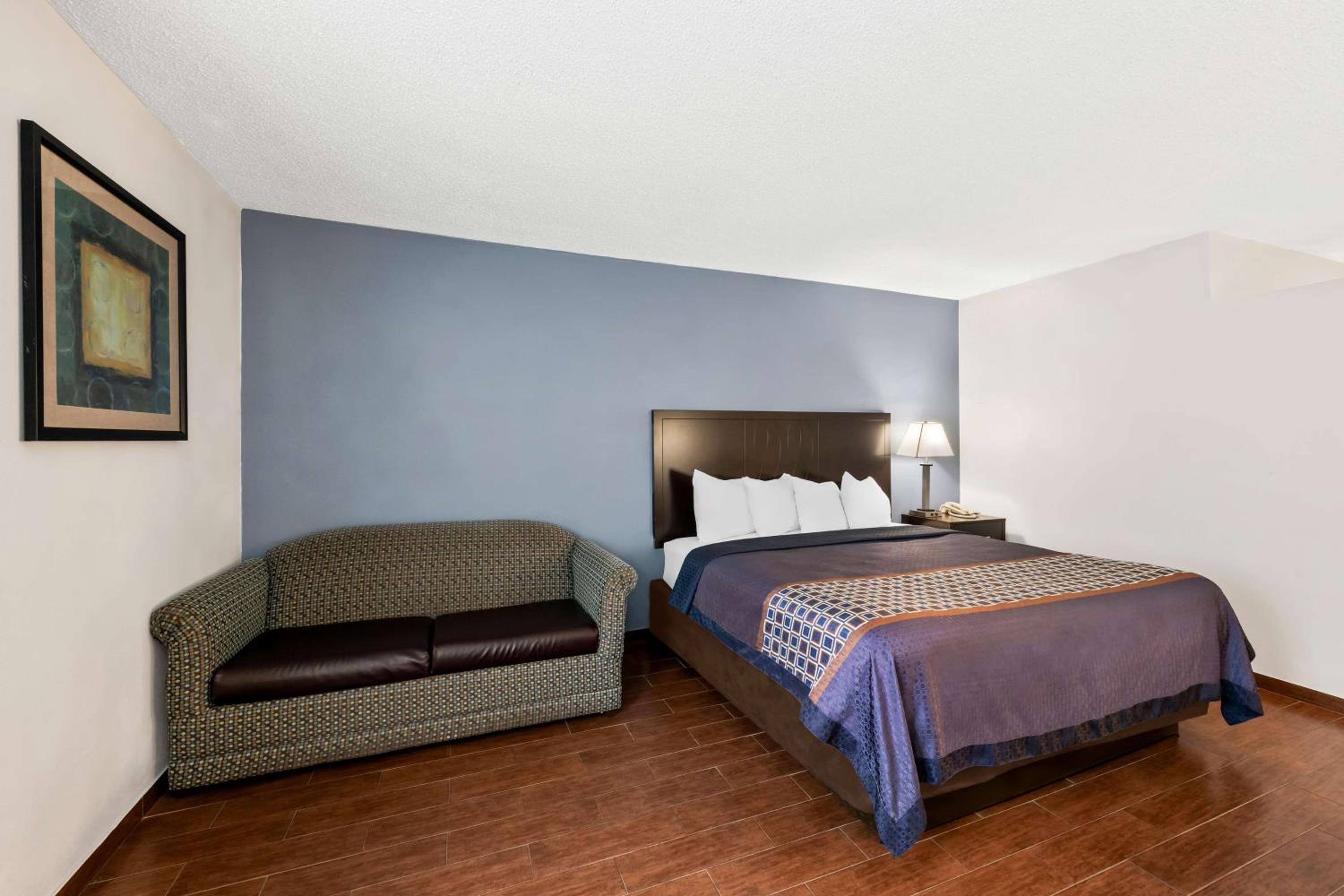 Queen Room with Sofa Bed photo 2