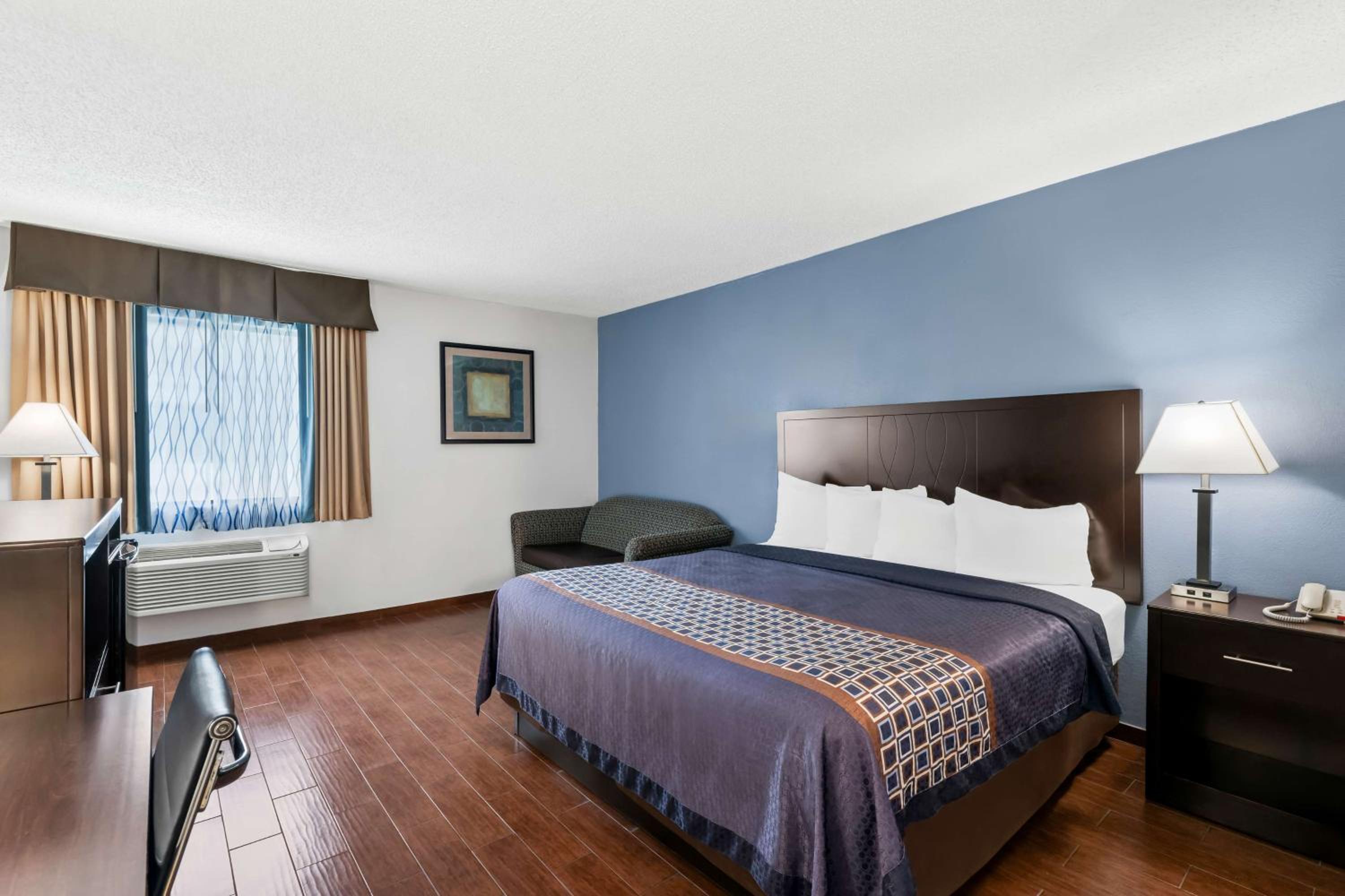 Queen Room with Sofa Bed photo 1