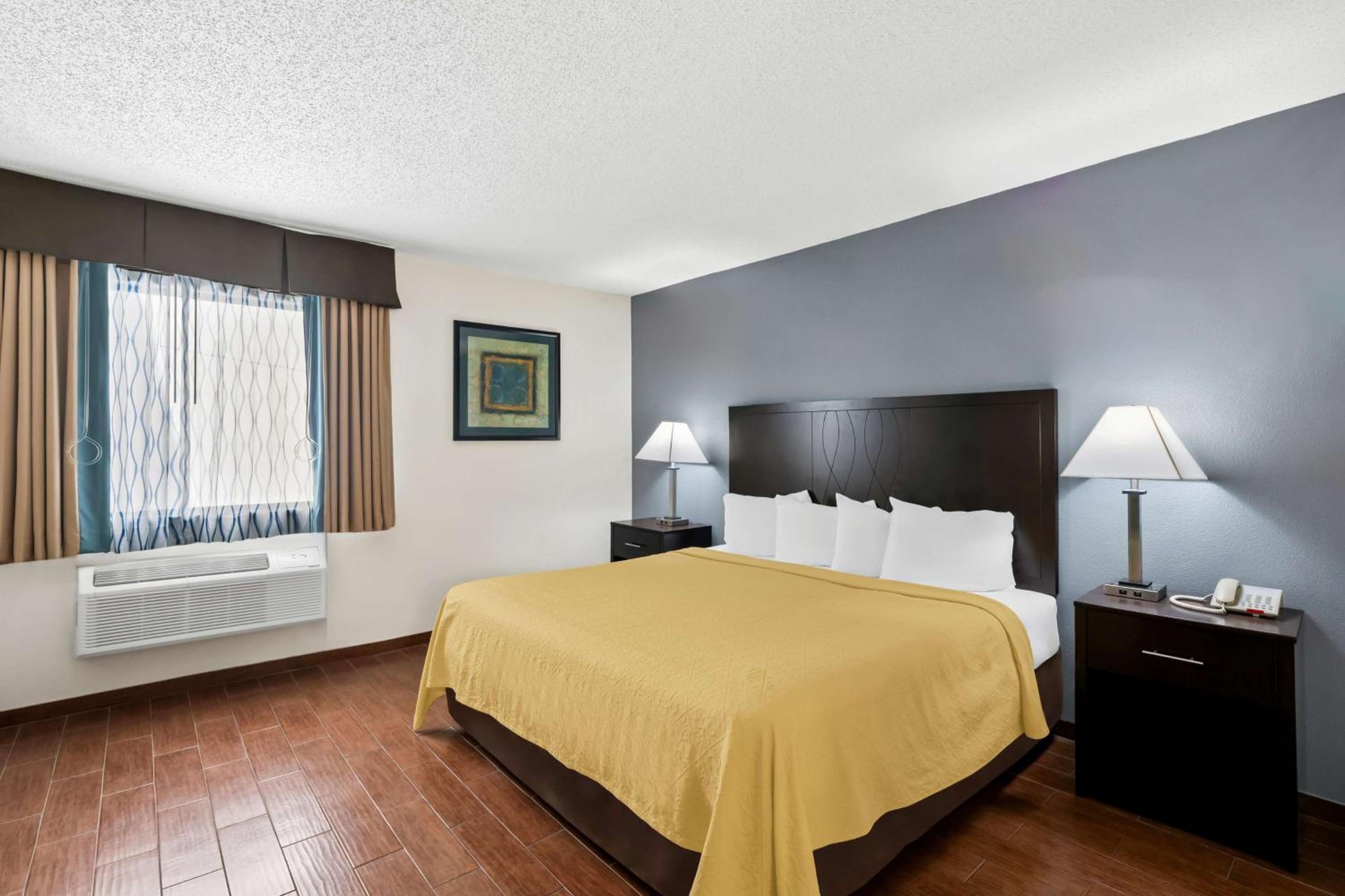 King Suite with Sofa Bed and Bath Tub - Disability Access/Non-Smoking - Photo 1