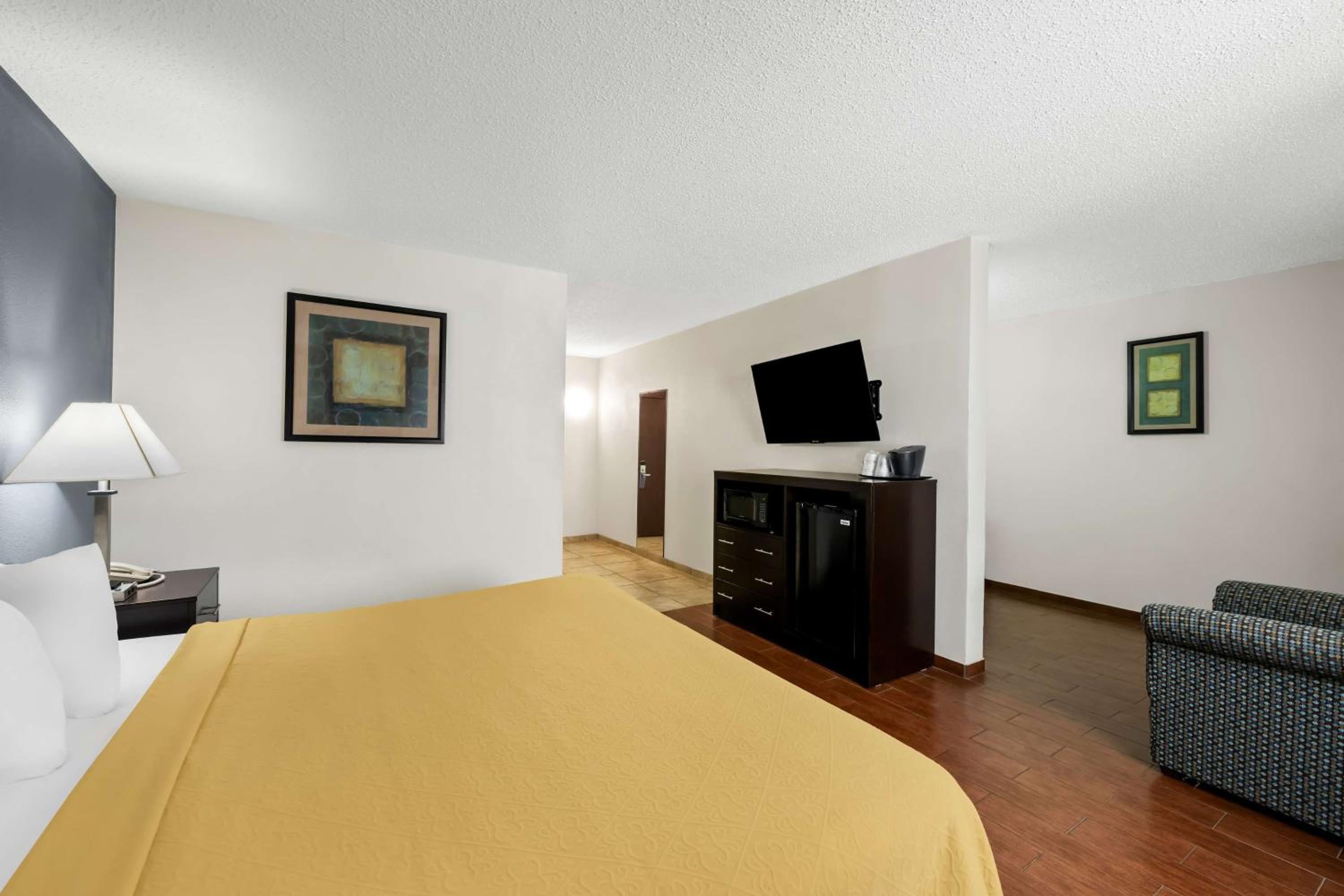 King Suite with Sofa Bed and Bath Tub - Disability Access/Non-Smoking - Photo 3