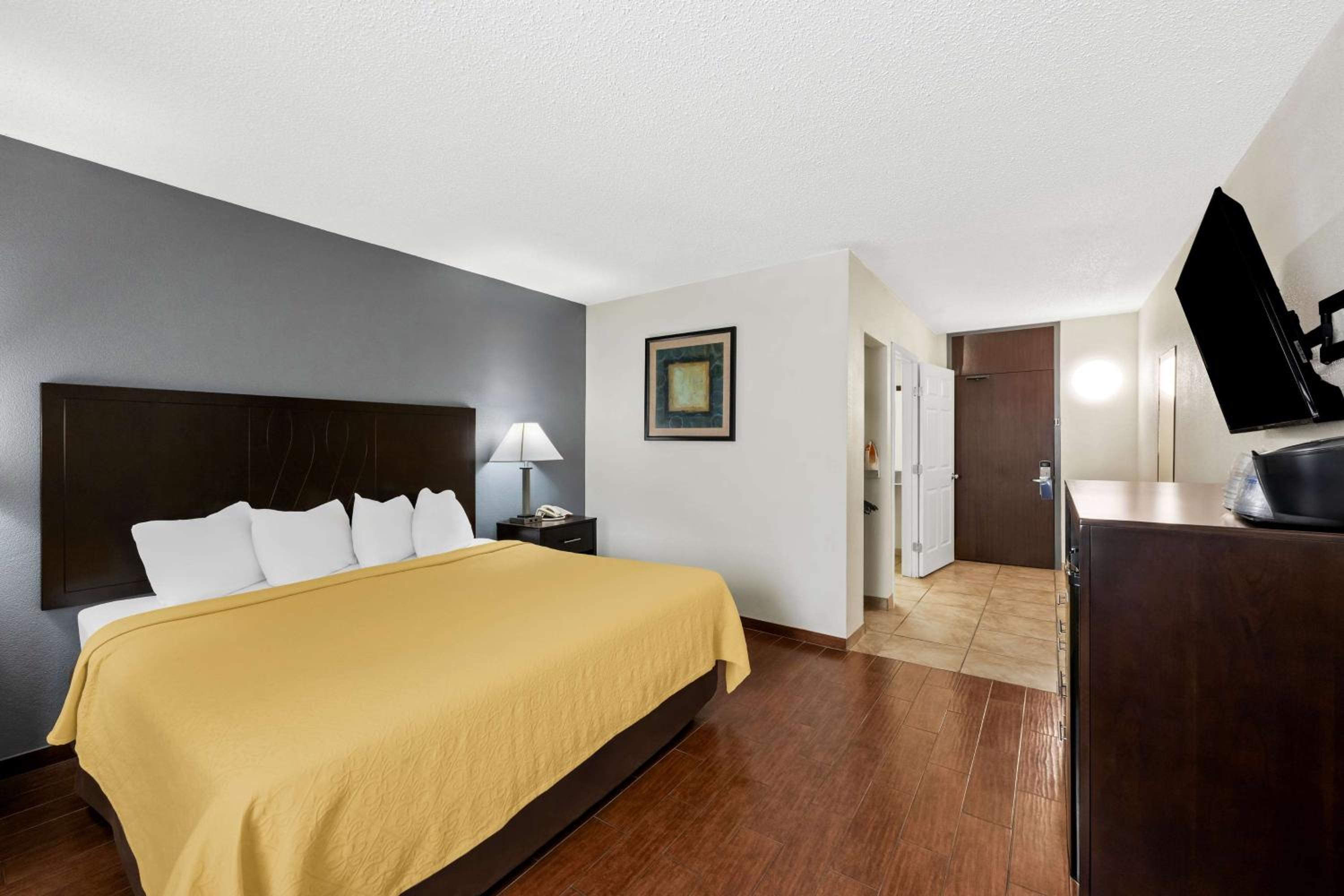 King Suite with Sofa Bed and Bath Tub - Disability Access/Non-Smoking - Photo 4