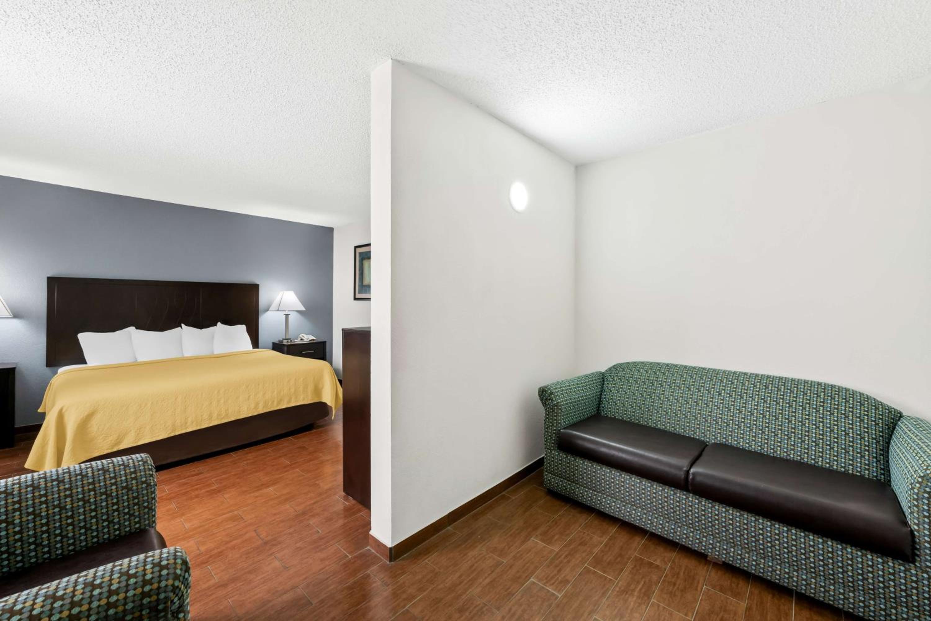 King Suite with Sofa Bed and Bath Tub - Disability Access/Non-Smoking - Photo 6
