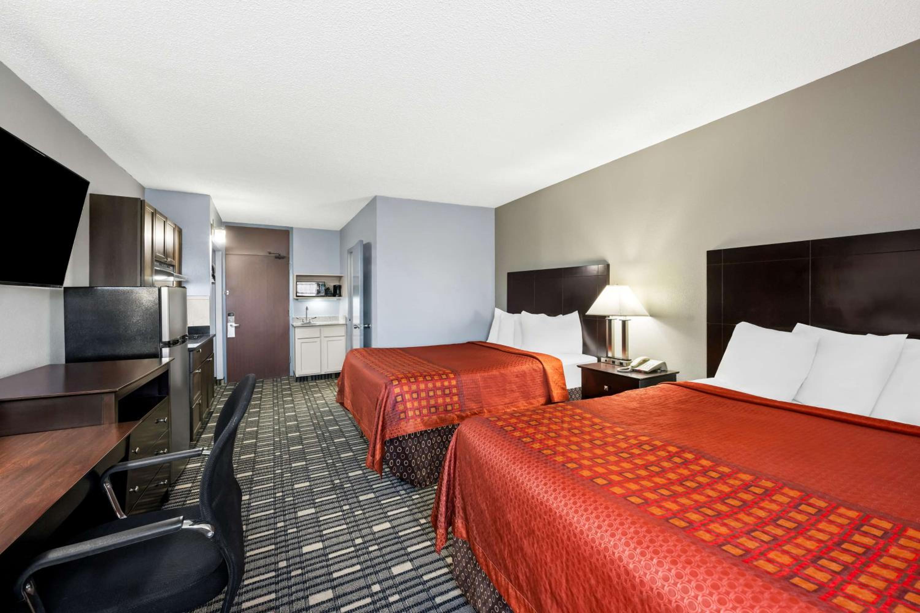 Queen Room with Two Queen Beds and Kitchenette - Photo 5