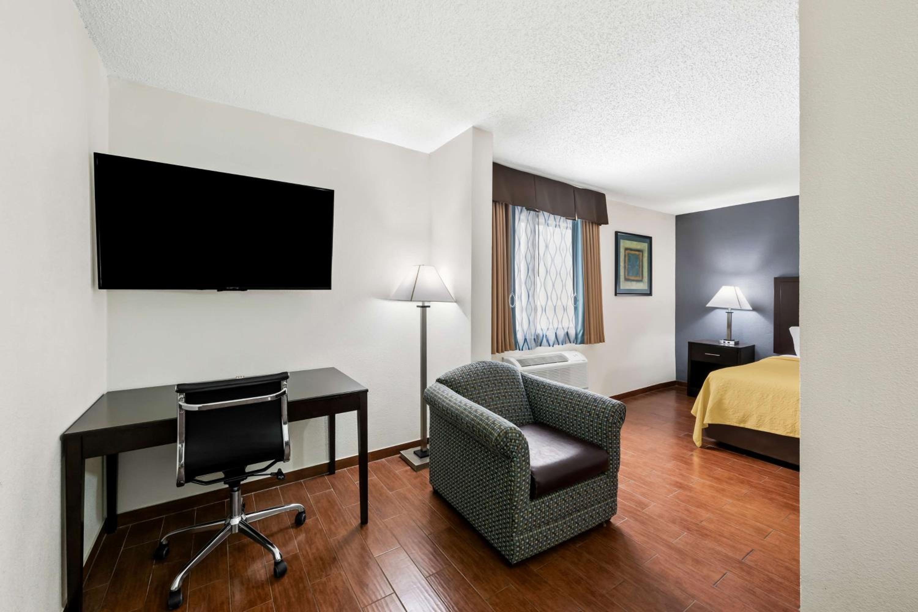 King Suite with Sofa Bed and Bath Tub - Disability Access/Non-Smoking - Photo 5