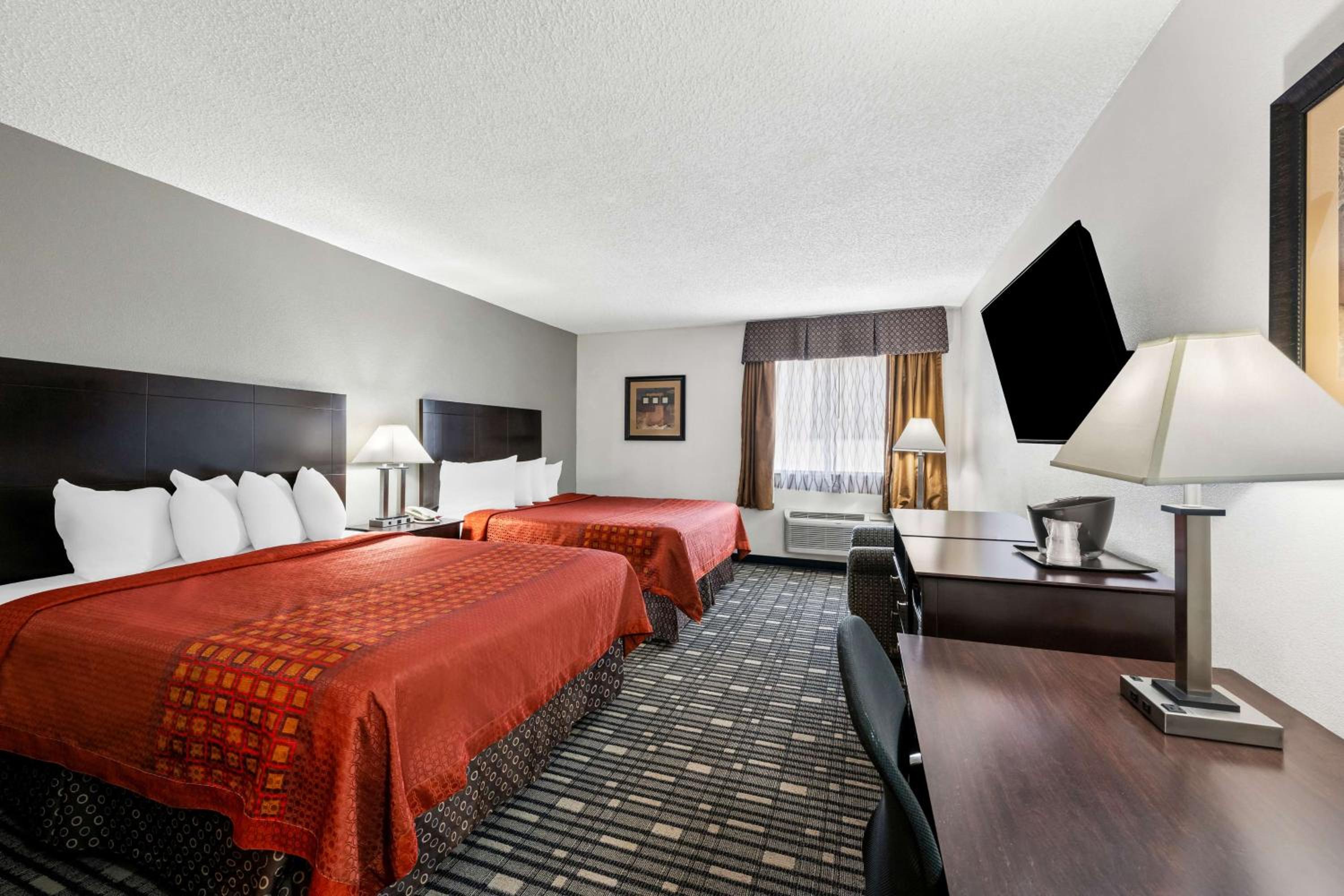 Queen Room with Two Queen Beds - Photo 9