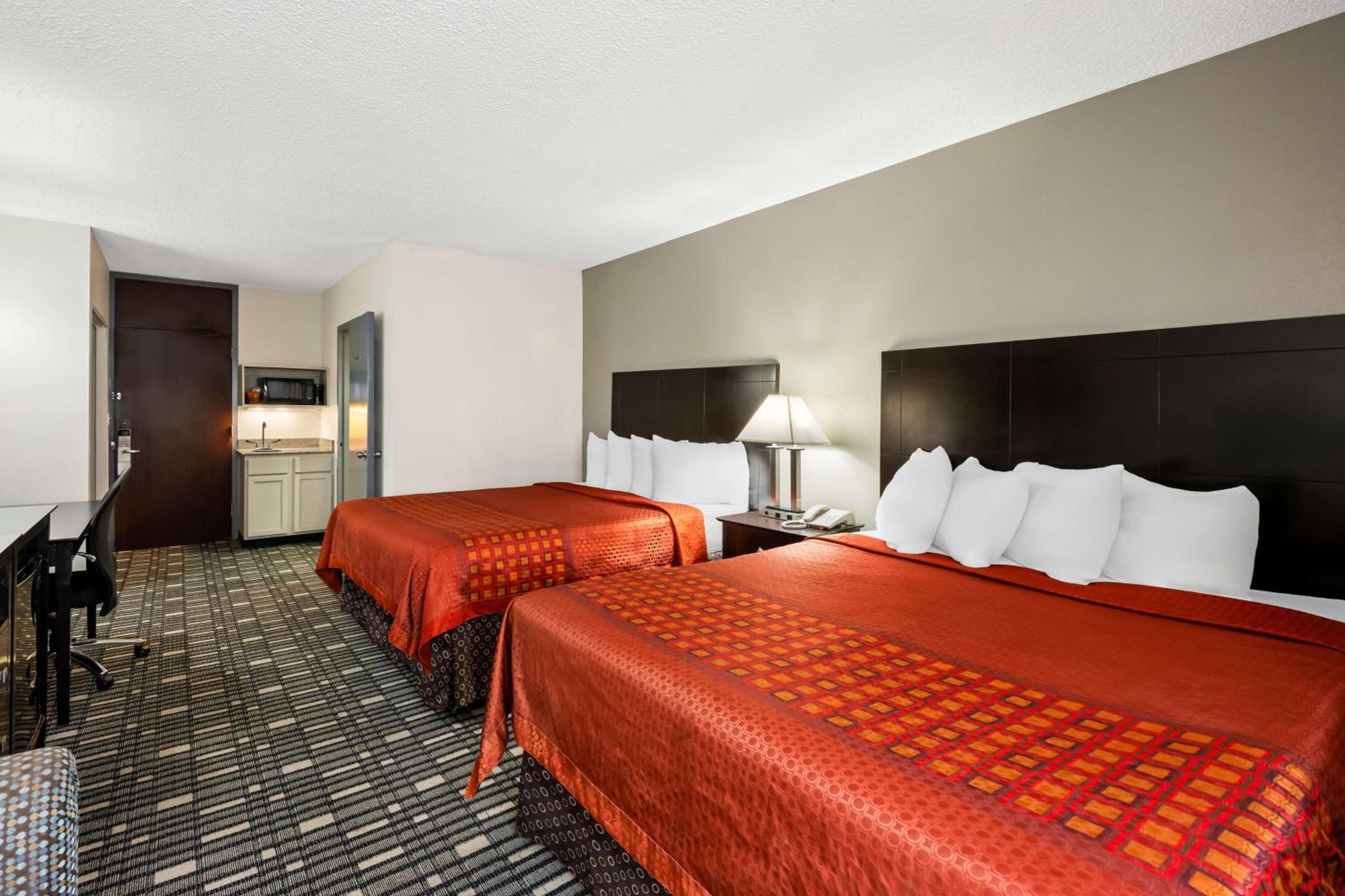 Queen Room with Two Queen Beds - Photo 2