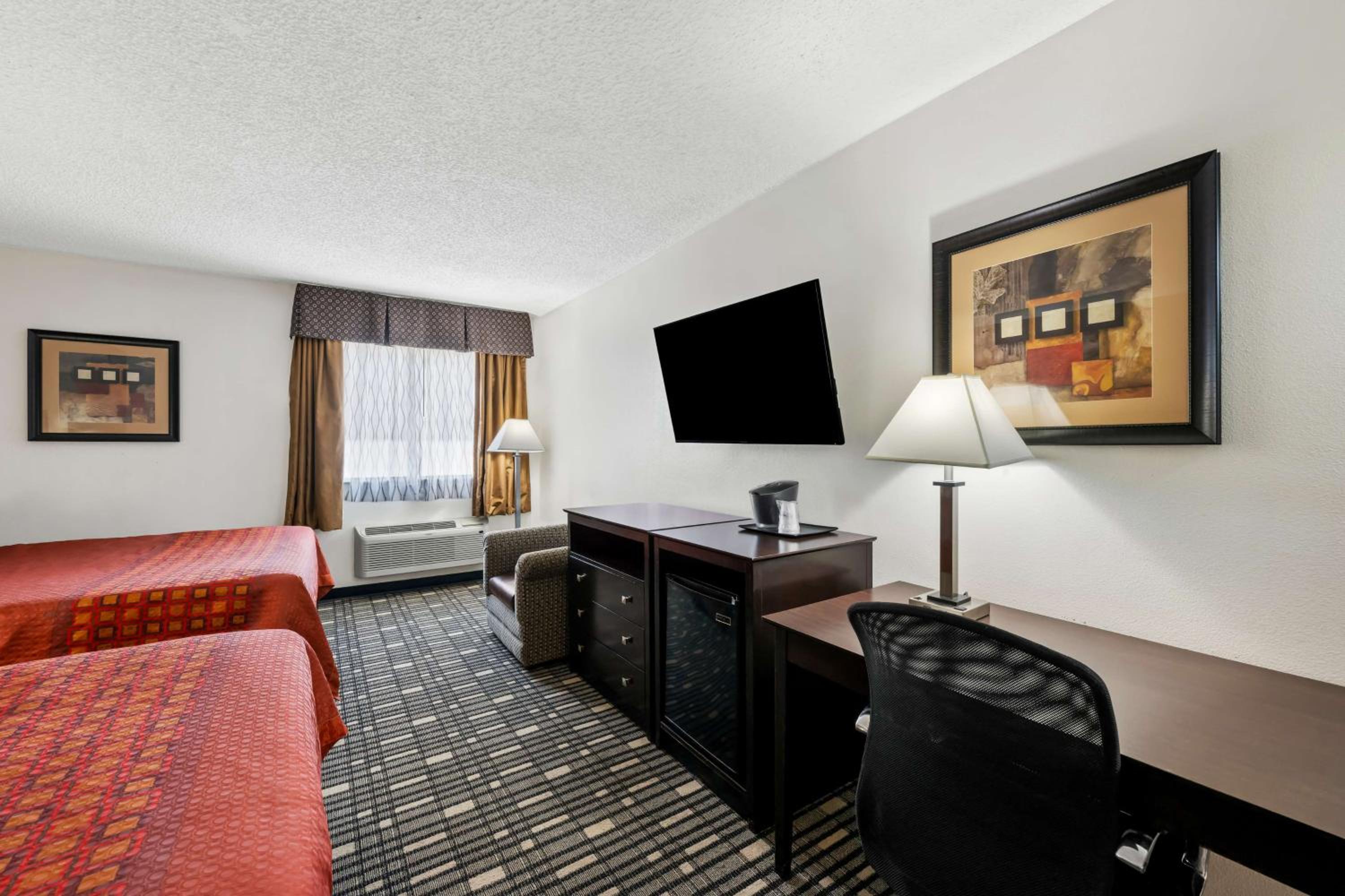 Queen Room with Two Queen Beds - Photo 4
