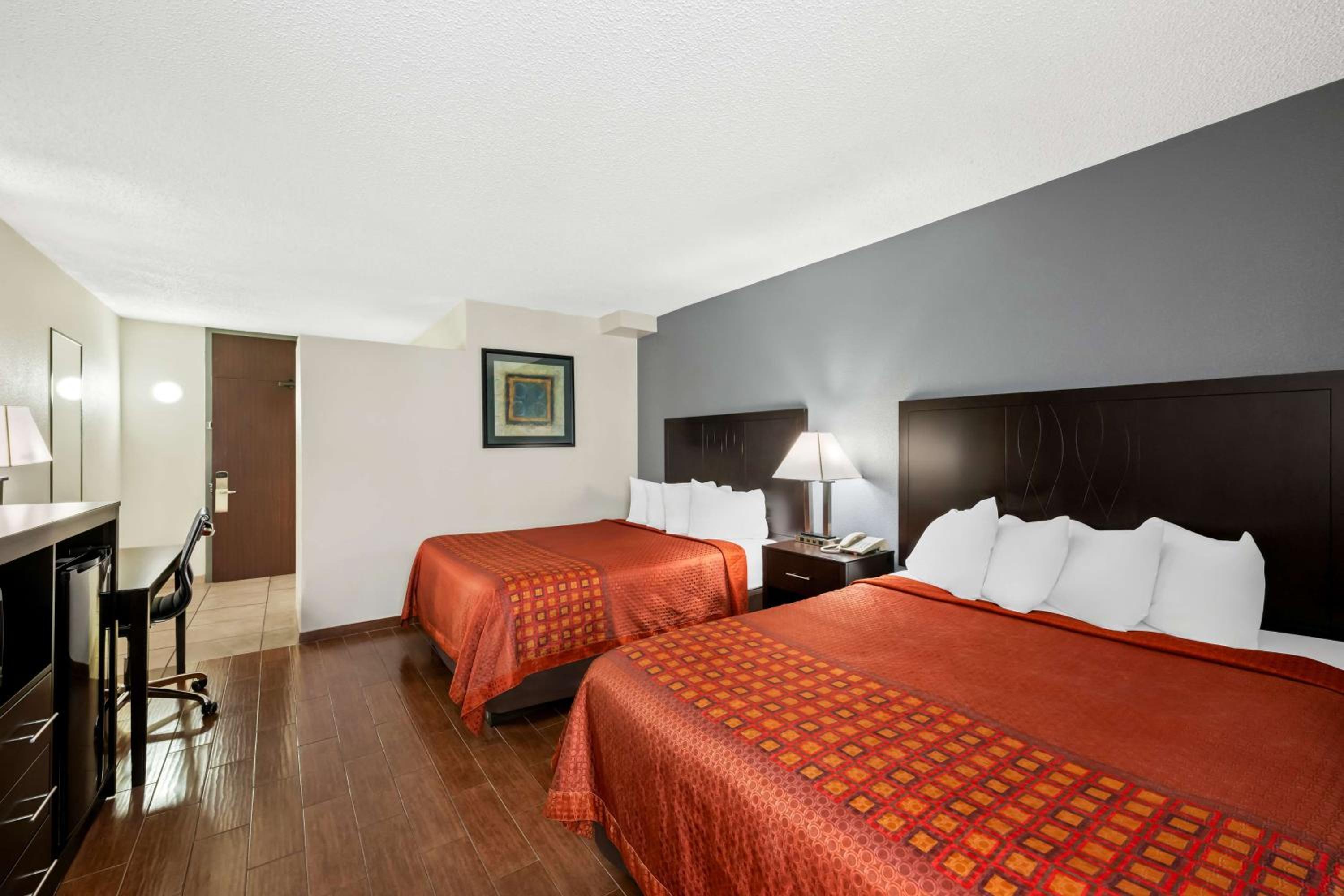Queen Room with Two Queen Beds - Photo 5