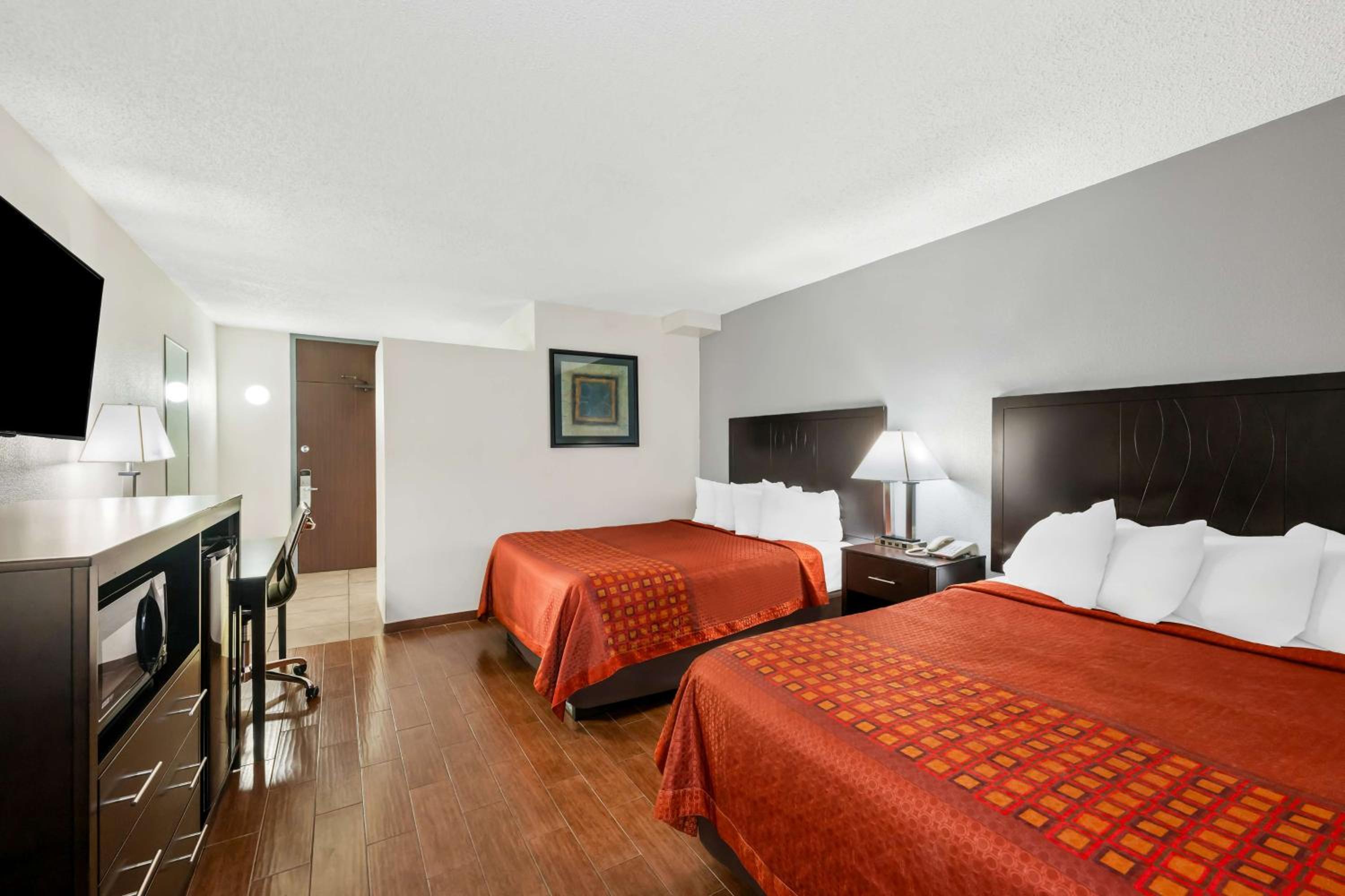Queen Room with Two Queen Beds - Photo 6