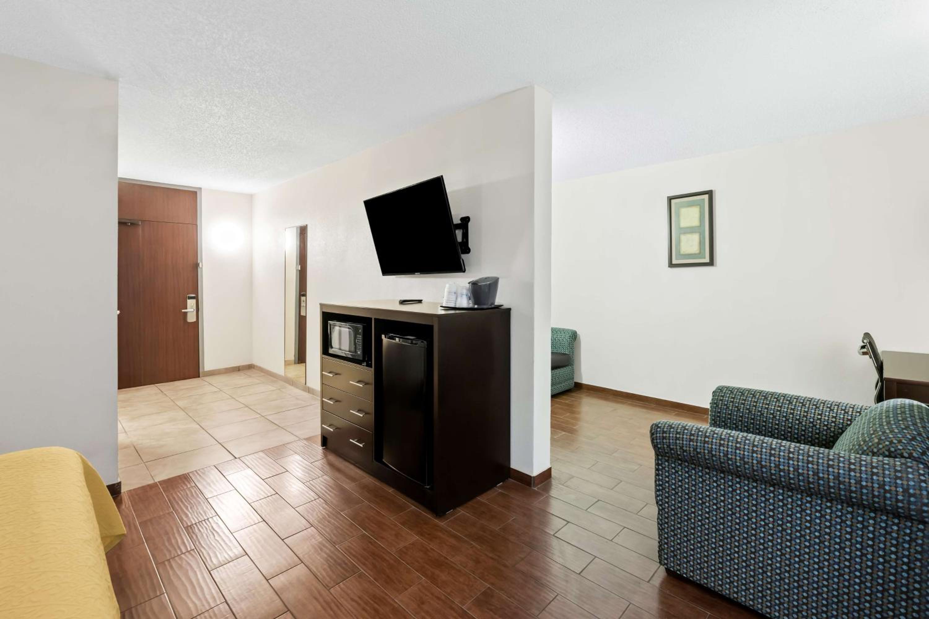 King Room with Bath Tub - Disability Access/Non-Smoking  - Photo 2