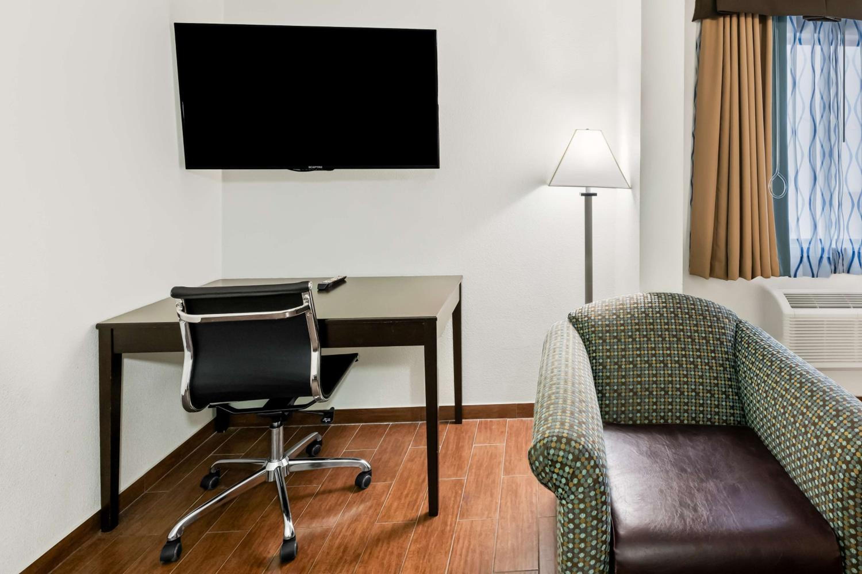 King Room with Bath Tub - Disability Access/Non-Smoking  - Photo 5