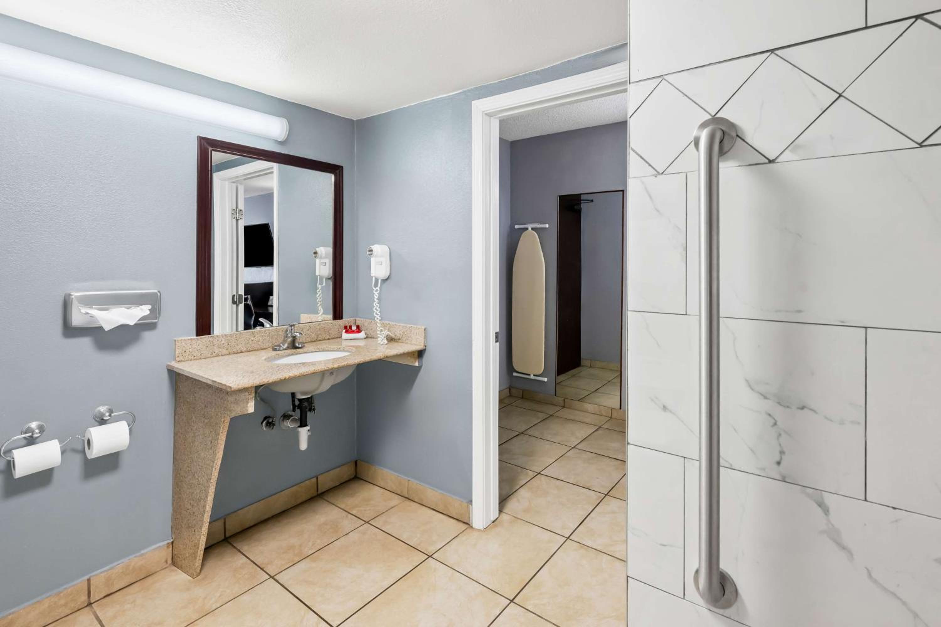 King Room with Bath Tub - Disability Access/Non-Smoking  - Photo 3