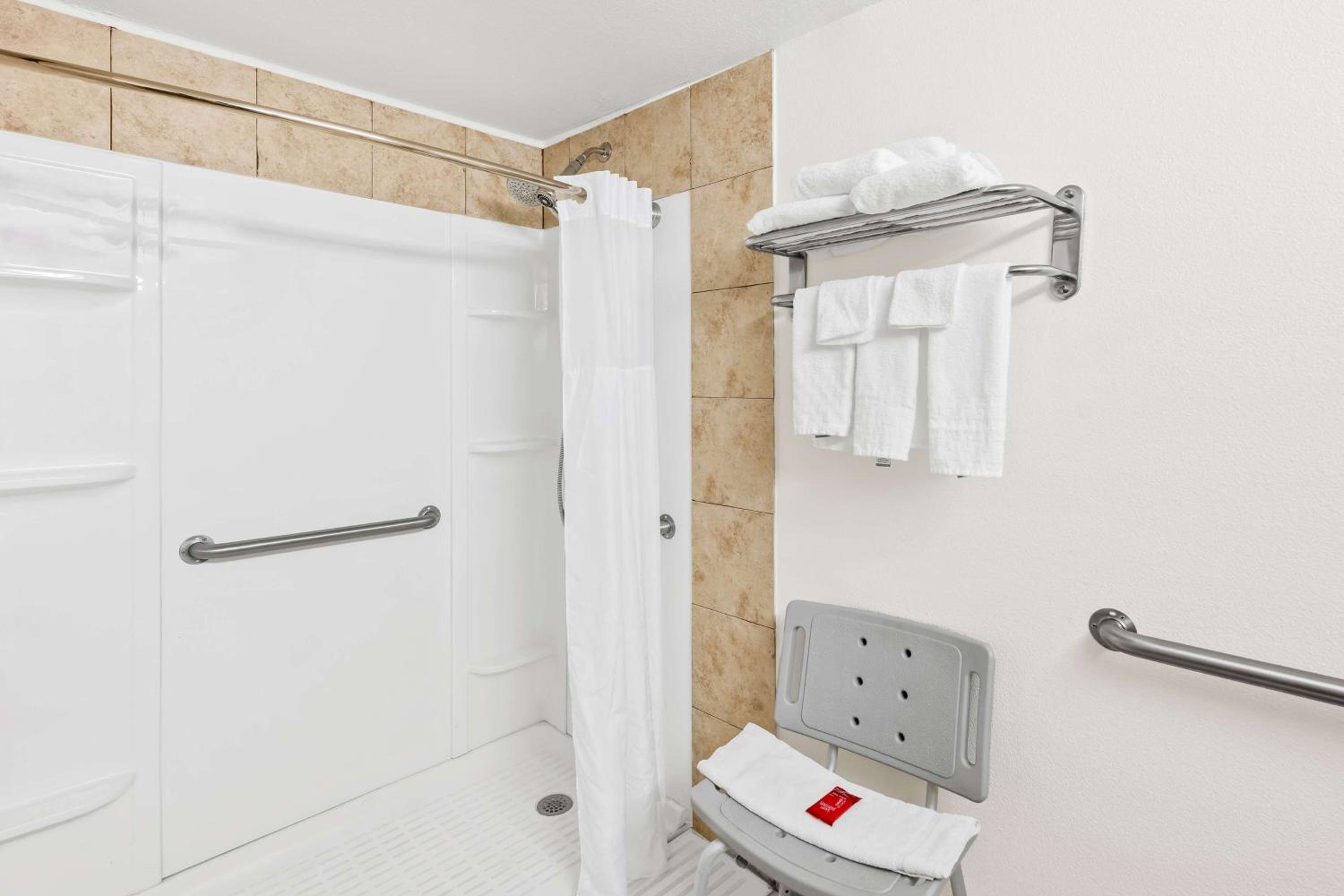 King Room with Bath Tub - Disability Access/Non-Smoking  - Photo 4