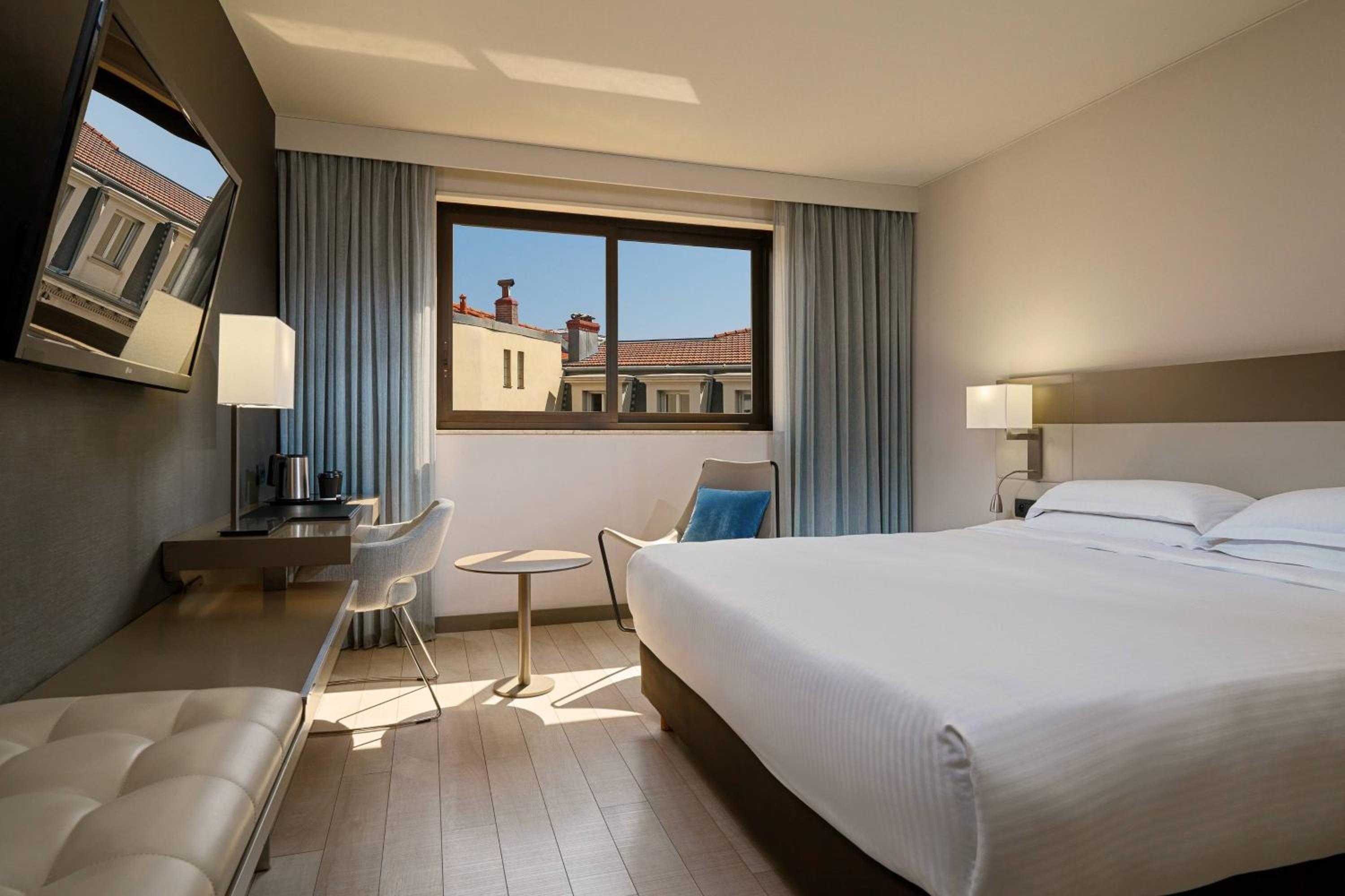 Classic King Room with City View - Photo 1