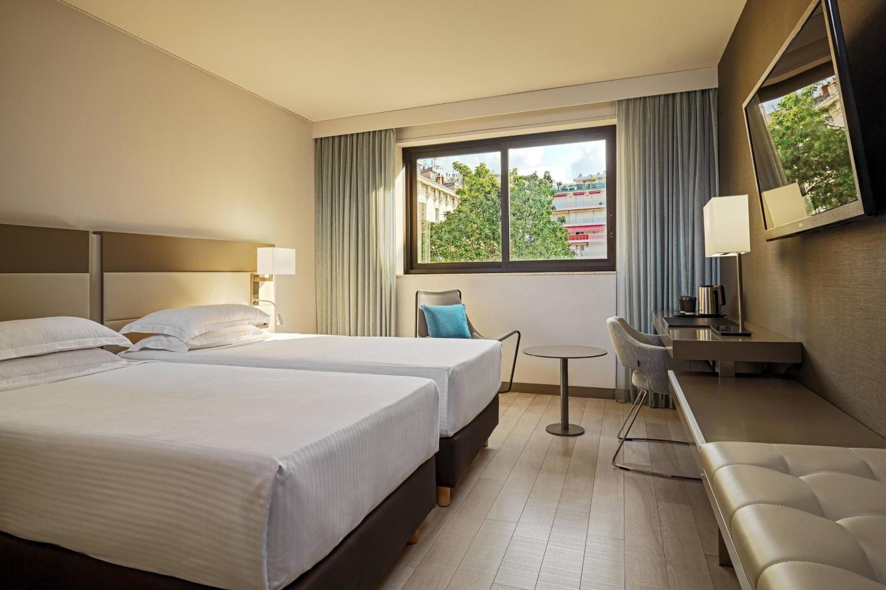 Classic Twin Room with City View - Photo 1