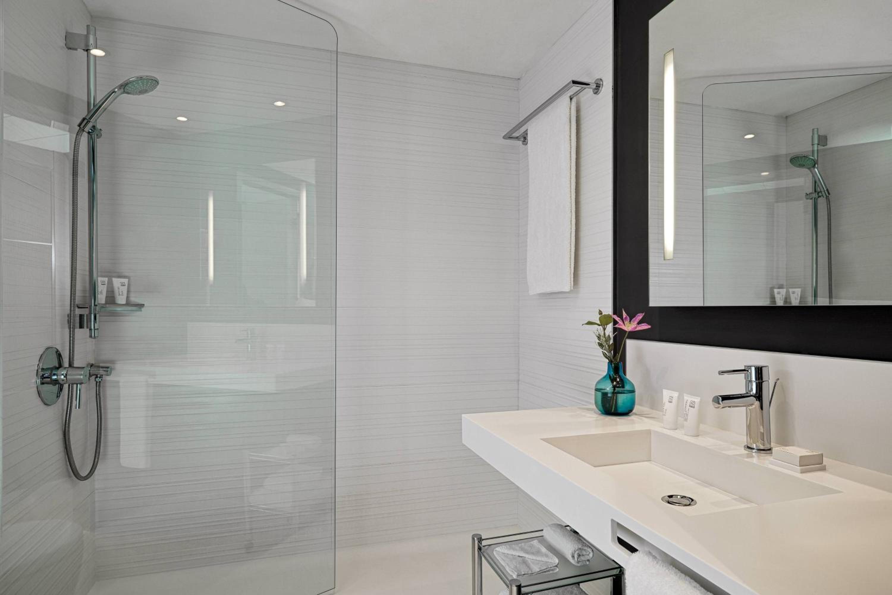 Classic King Room with City View - Photo 5