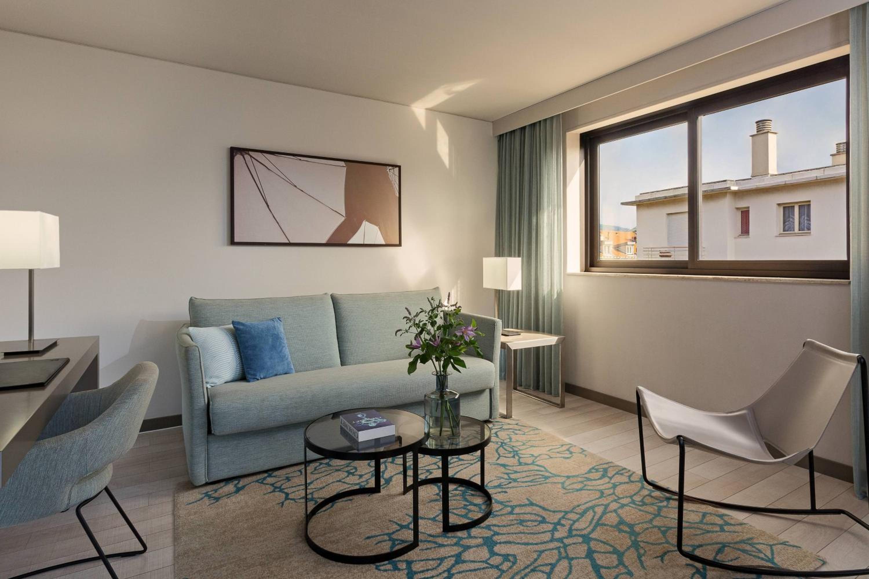 Family Junior Suite with City View thumbnail 5