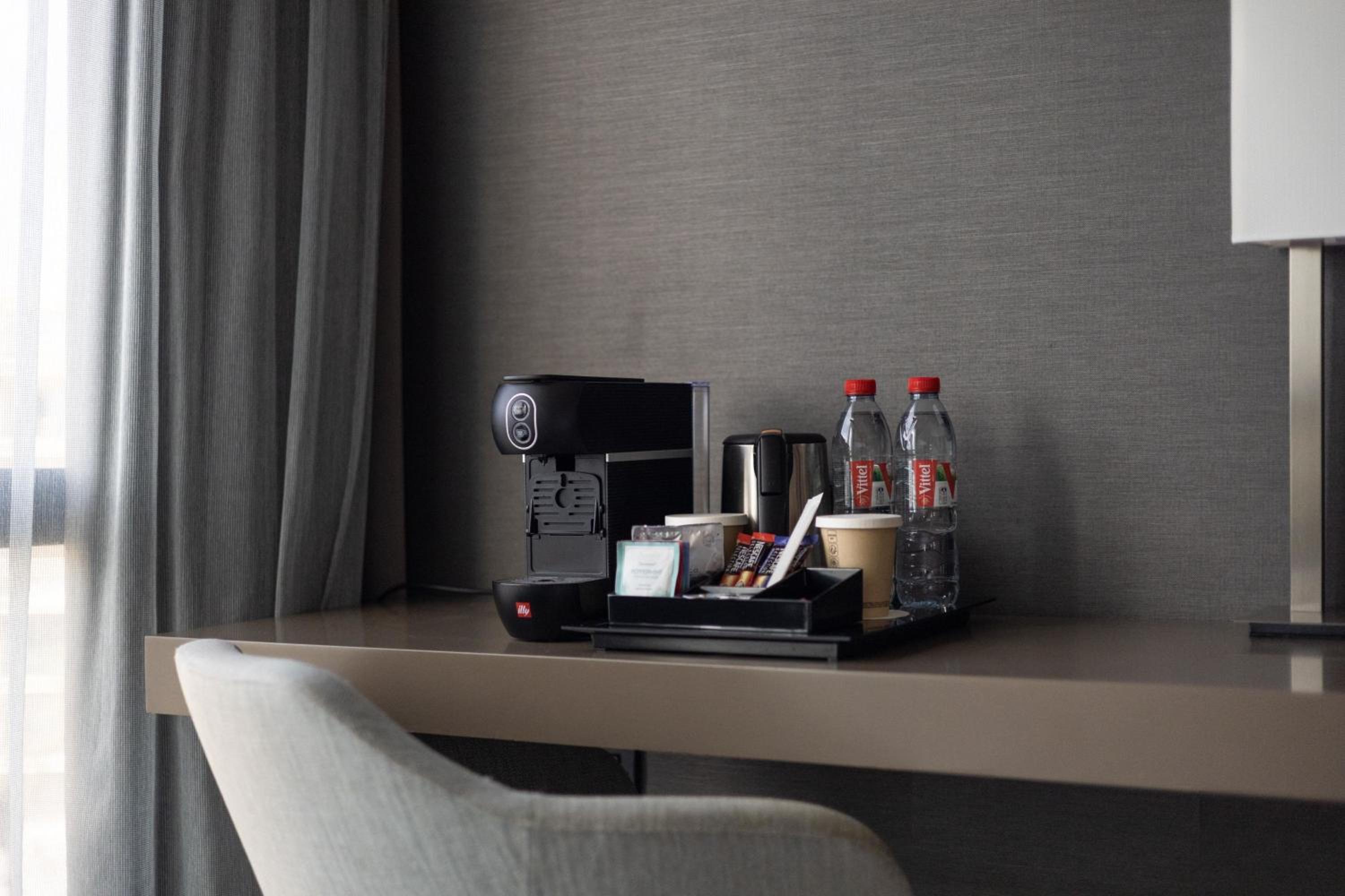 Classic King Room with City View - Photo 3