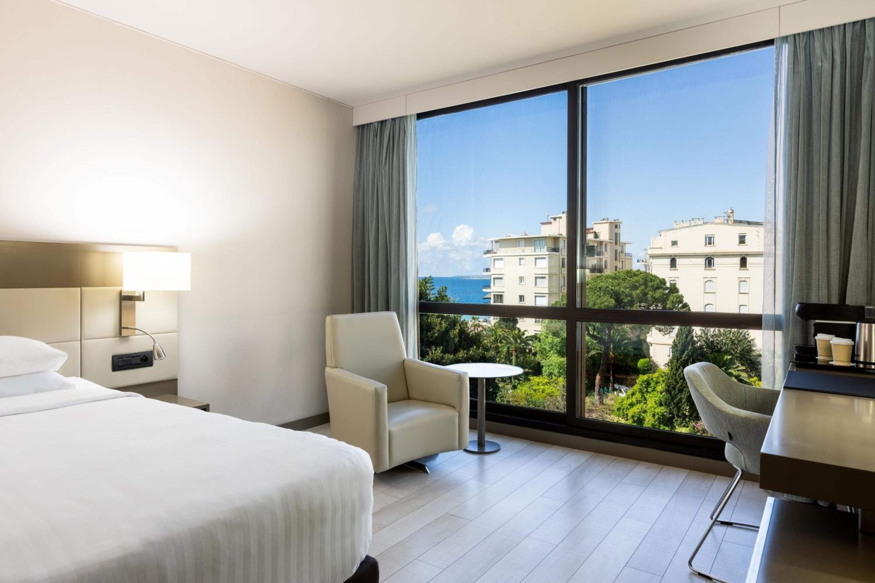 Deluxe King Room with Partial Sea View thumbnail 5