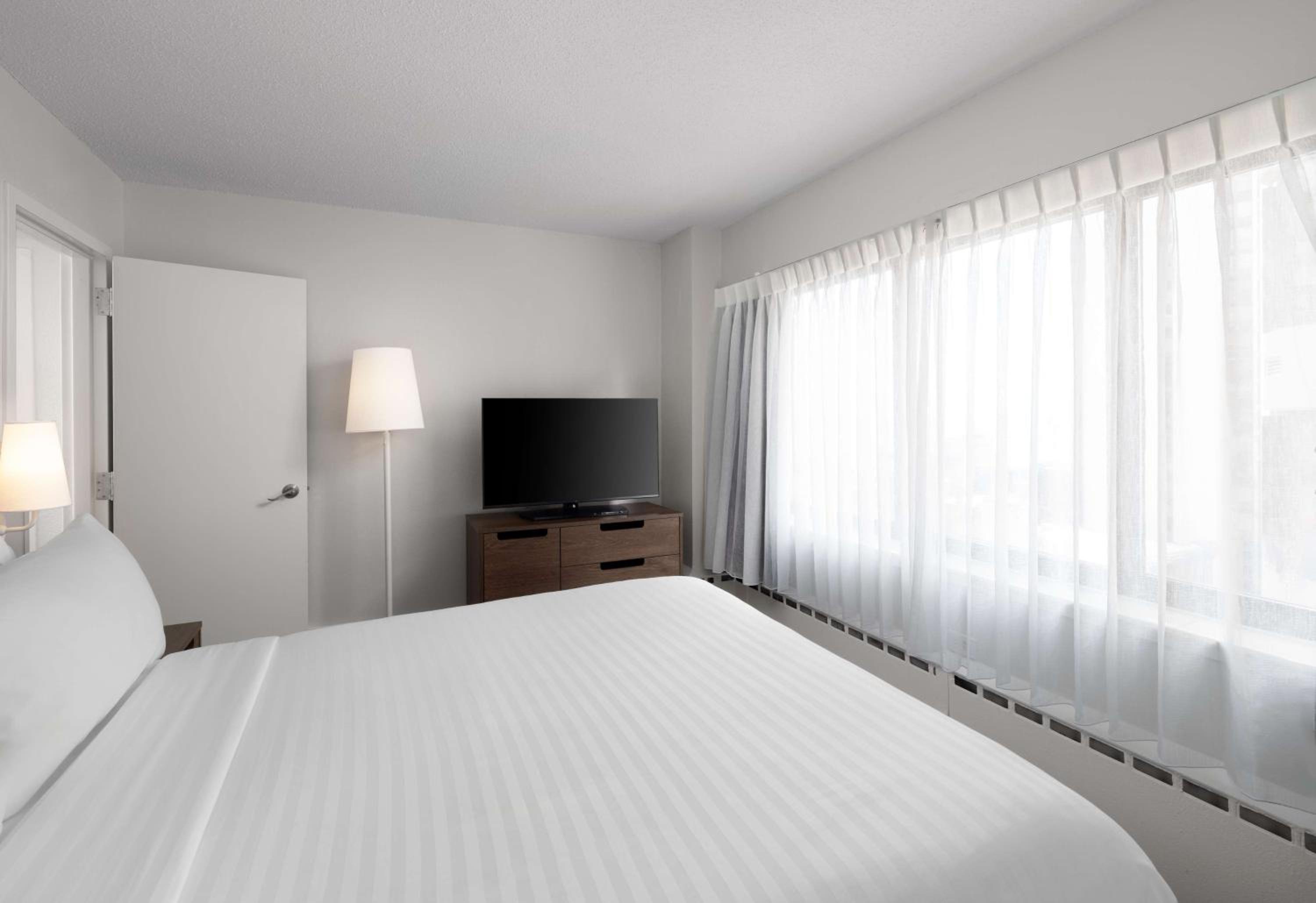 Two Bedroom Suite King and Queen - Photo 6