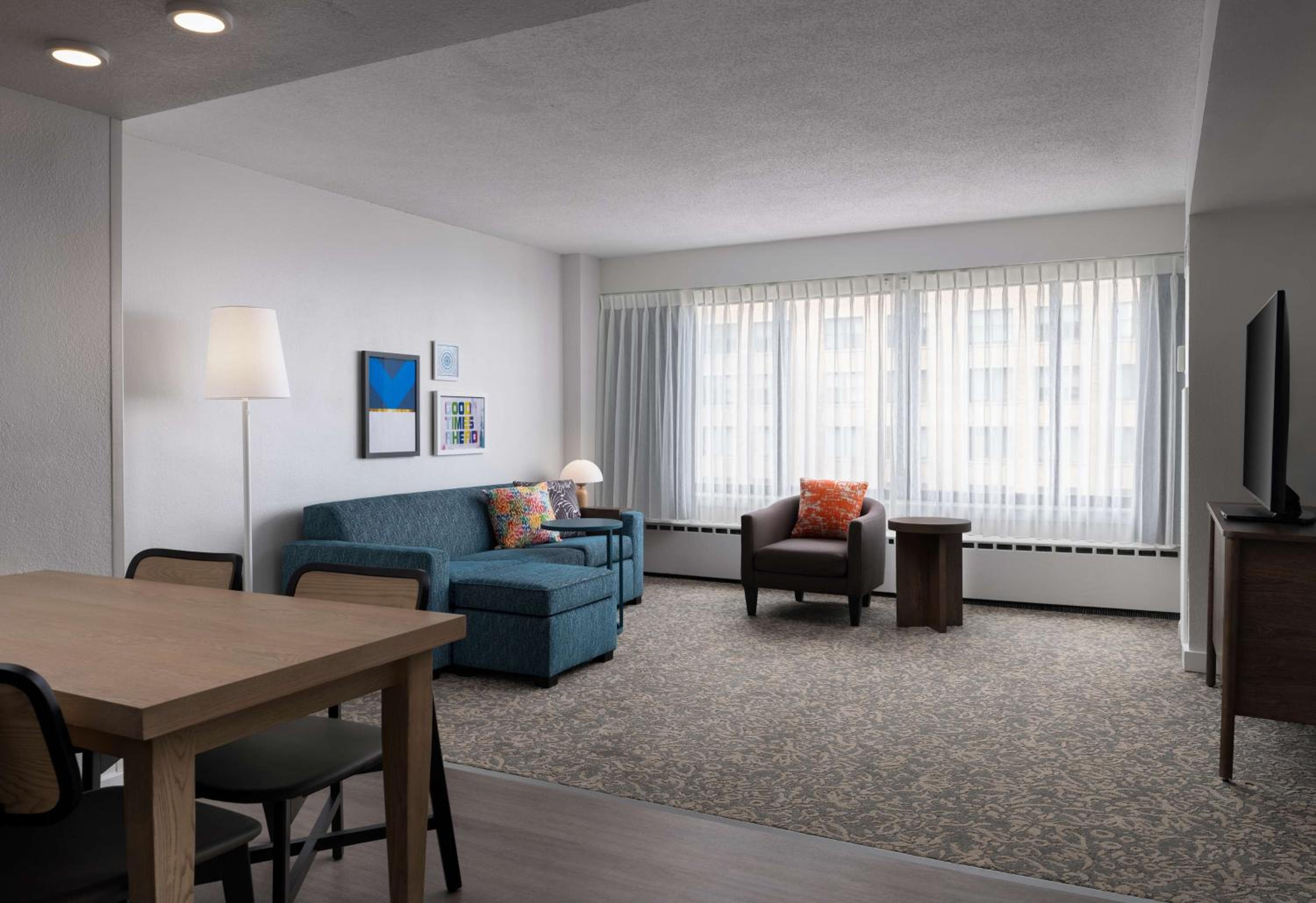 Two Bedroom Suite King and Queen - Photo 8