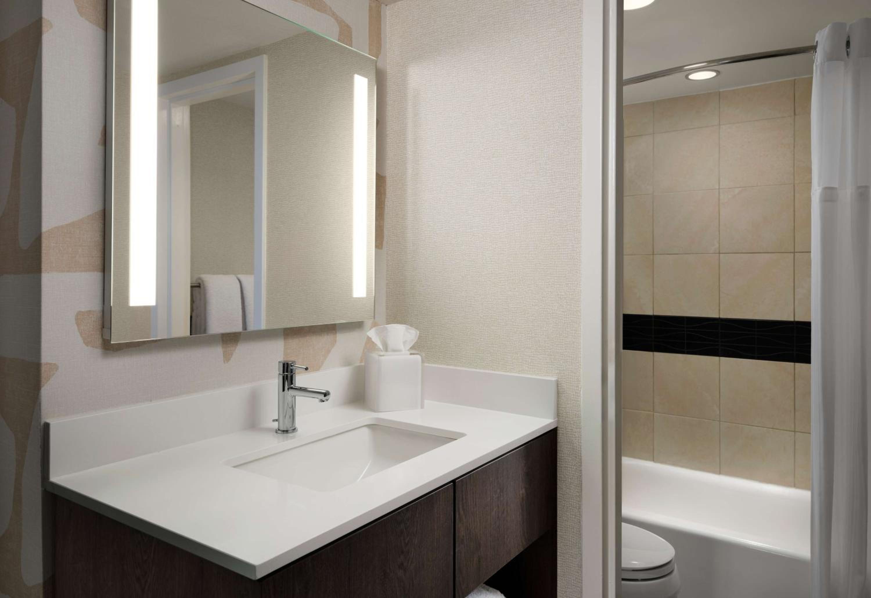Two Bedroom Suite King and Queen - Photo 2