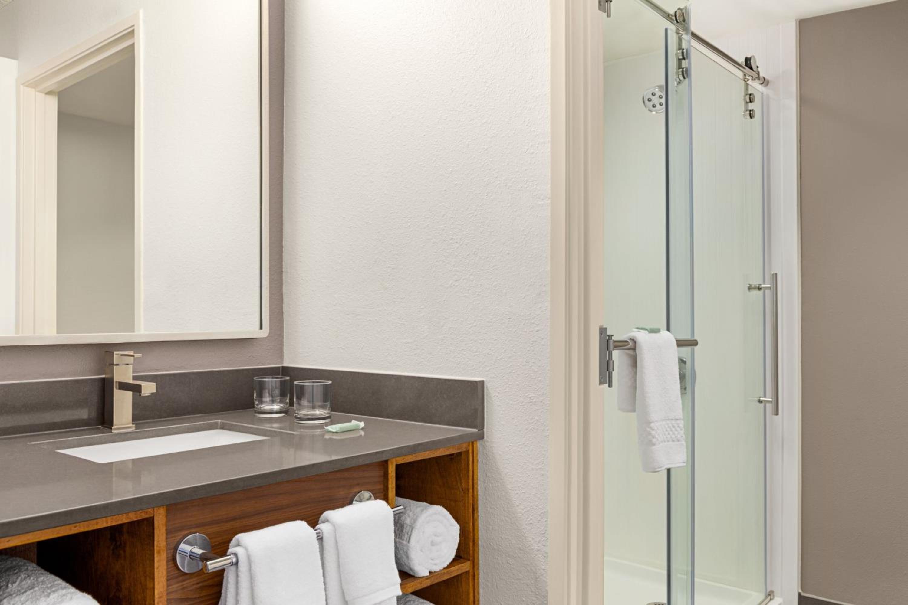 Deluxe King Room with Roll-in Shower - Mobility Accessible