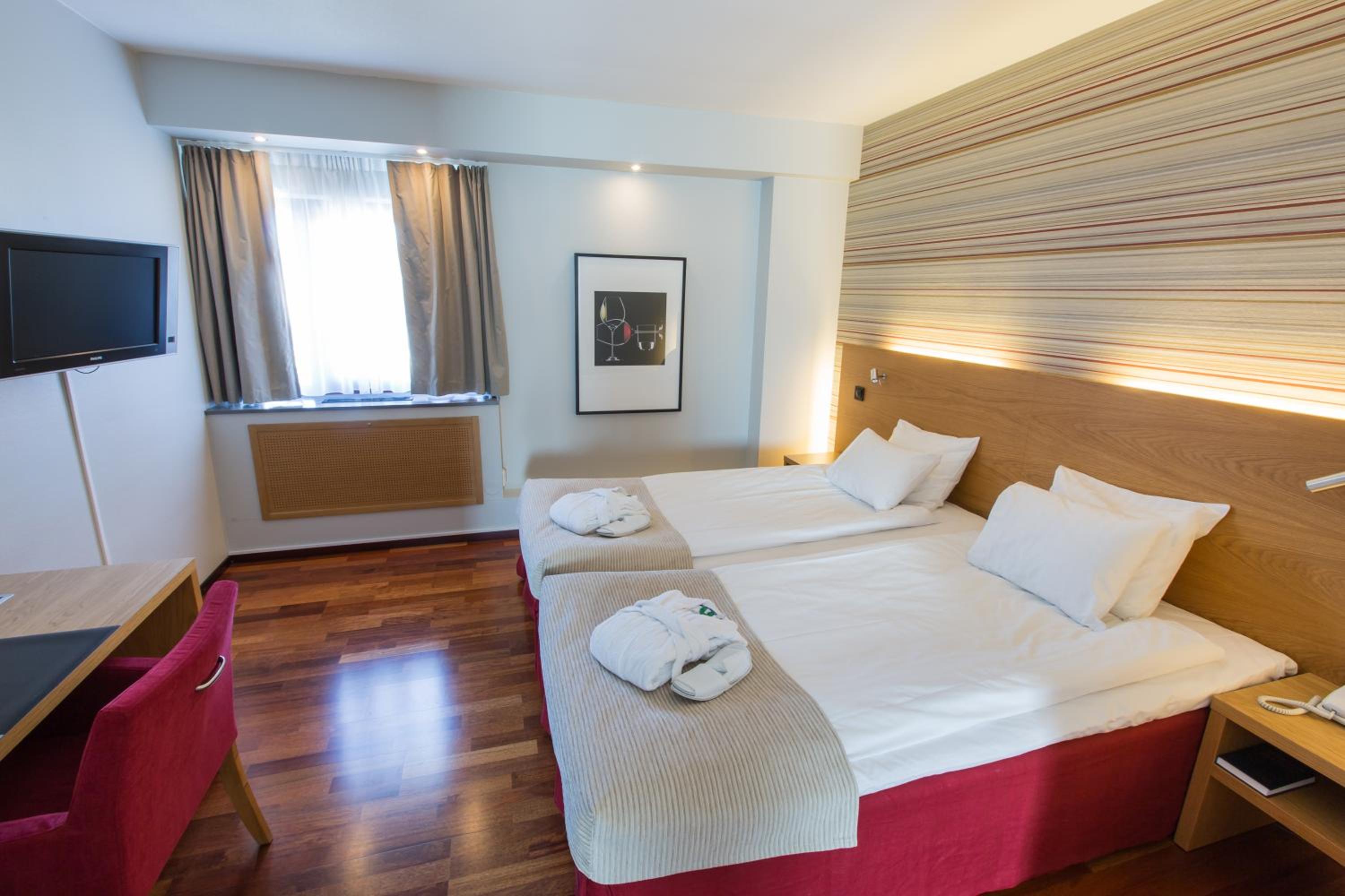 Standard Twin Room - Photo 2