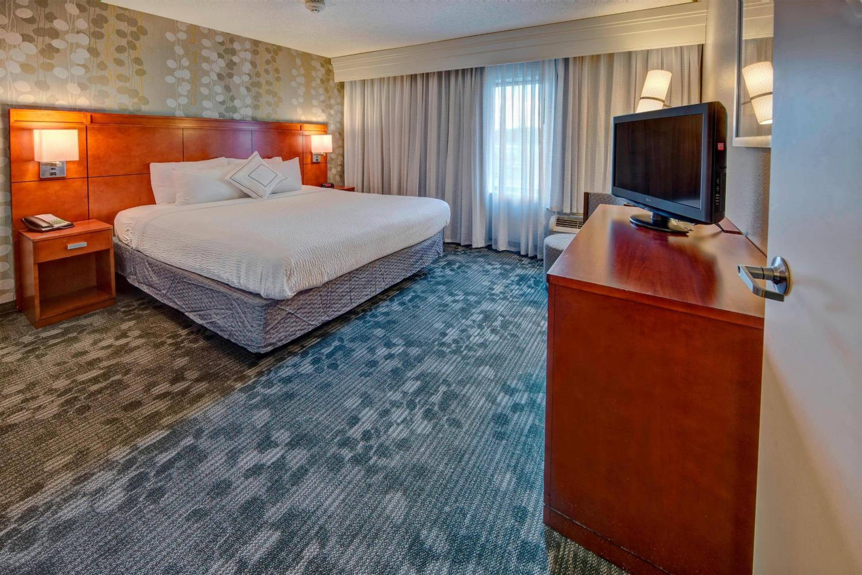 One-Bedroom King Suite - Photo 2