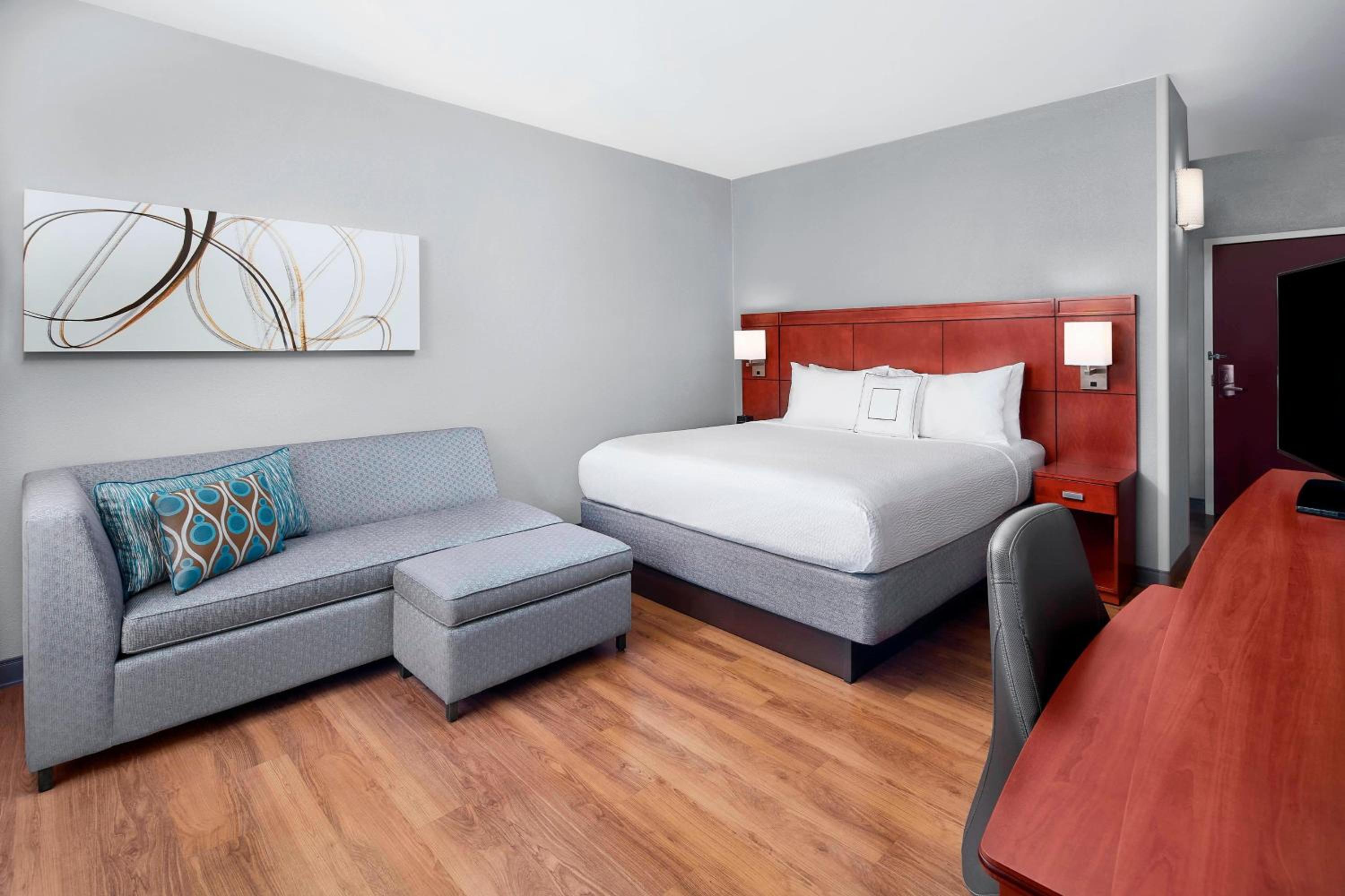 King Room with Sofa Bed - Photo 1