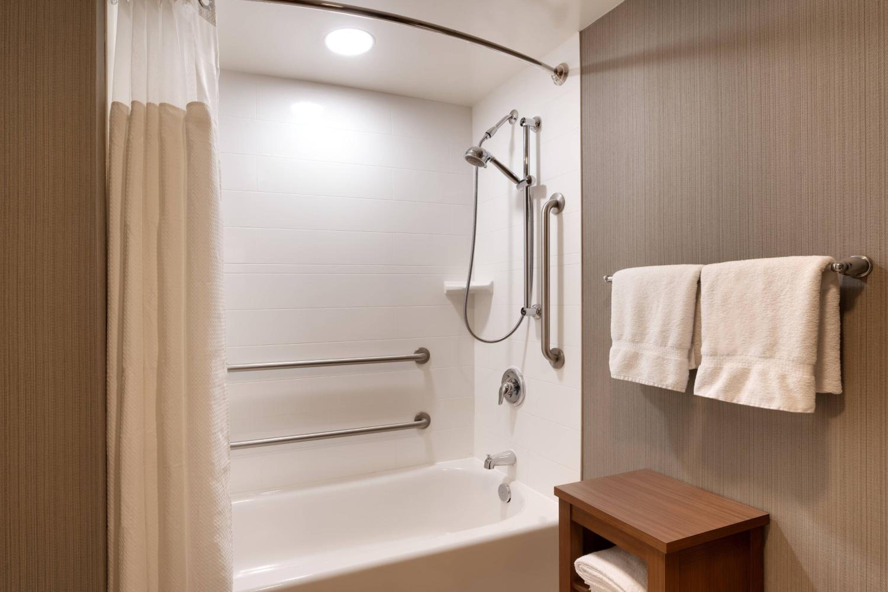 King Room with Adapted Tub - Mobility and Hearing Accessible/Ground Floor - Photo 4