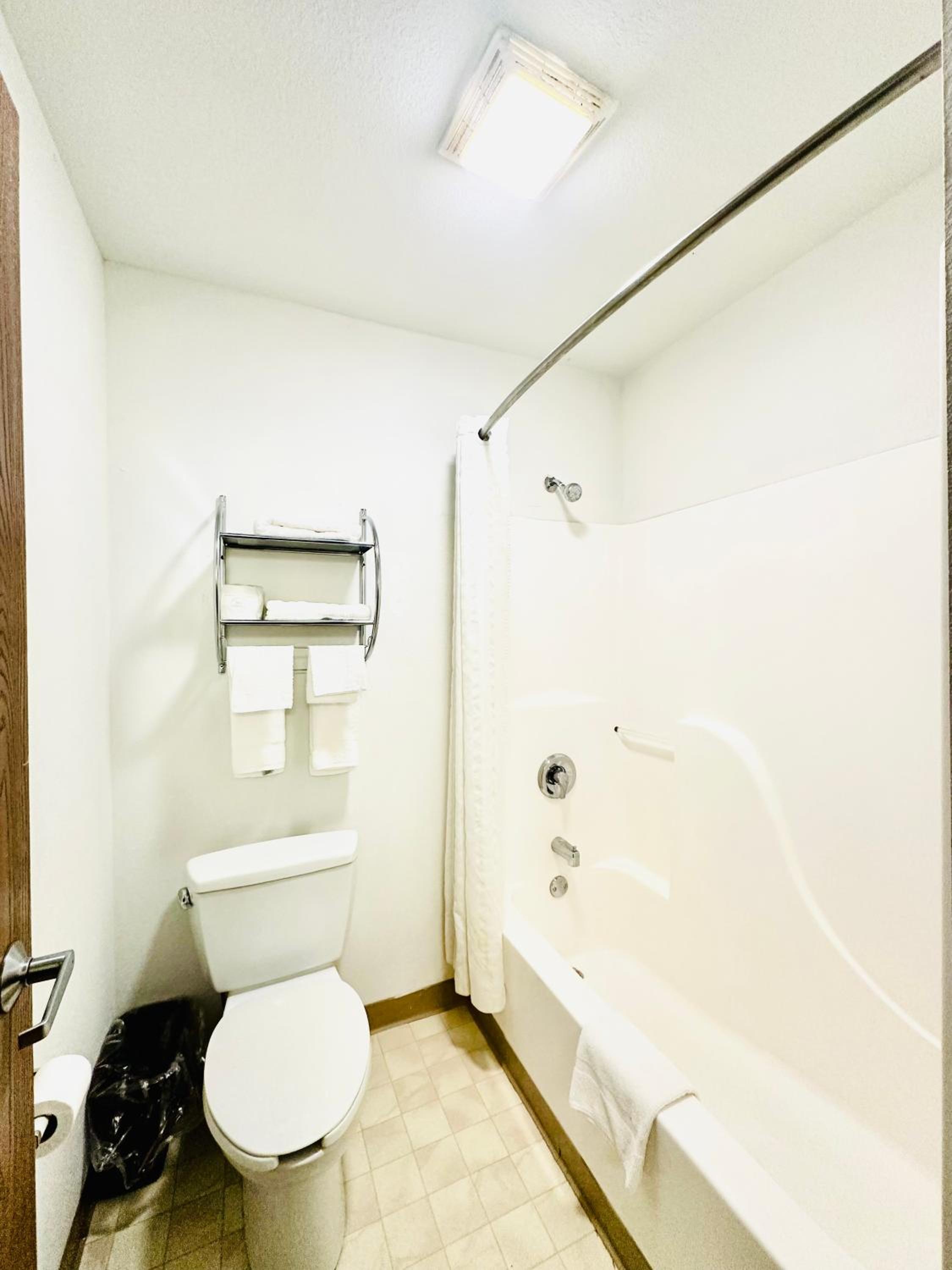 King Room - Non-Smoking - Photo 2
