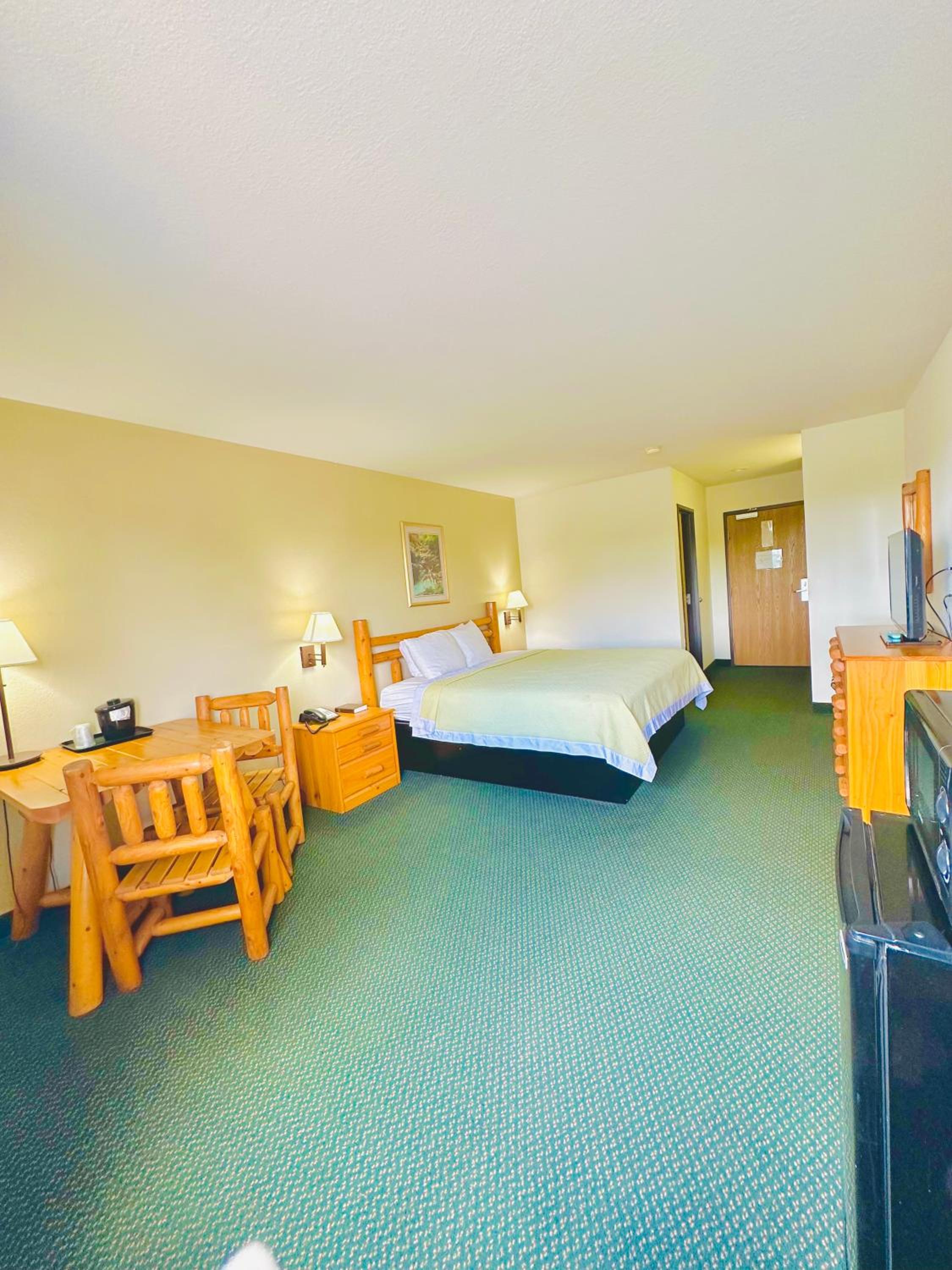 King Room - Non-Smoking - Photo 3