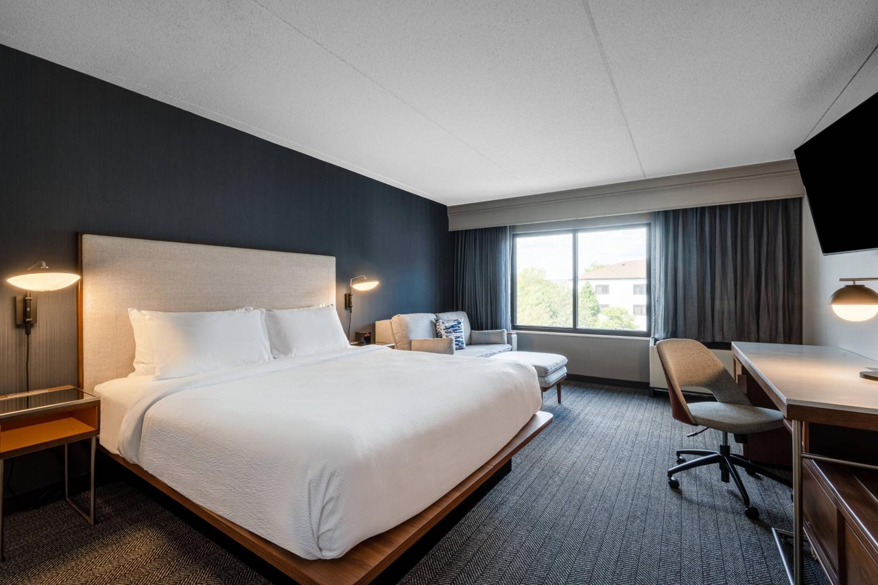 Superior King Room with Sofa Bed - Photo 1